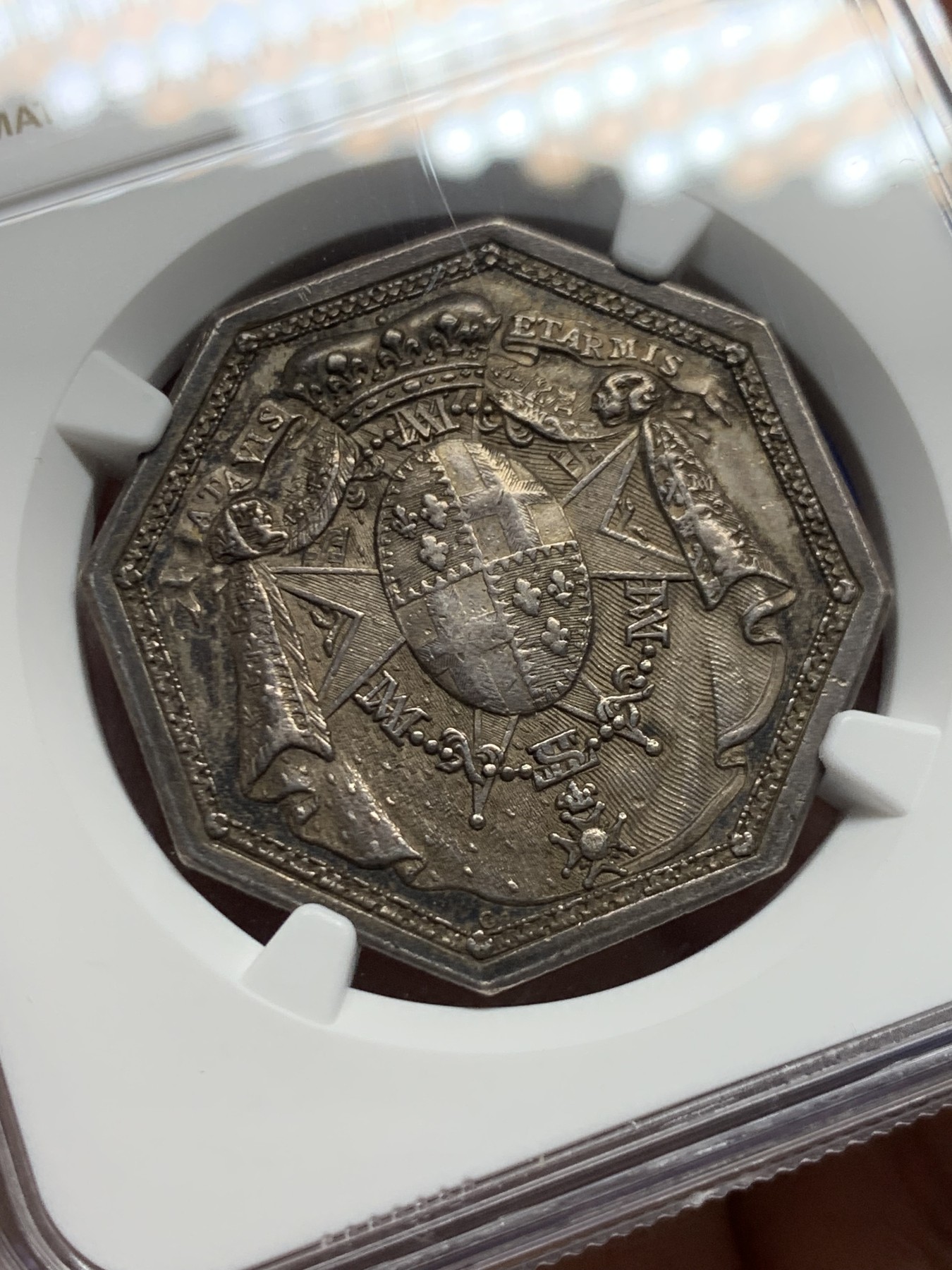 《竞宝斋》第250场-周日，周一 ，周二3场连拍 (全场包邮) NGC-AU55 法国1773年八角银质代币，卡梅山伯爵纹章，18世纪的好品难寻，早期无边铭