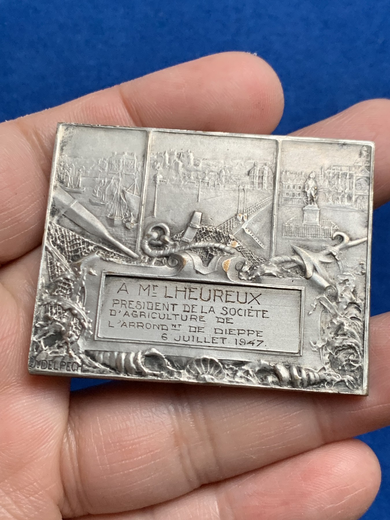 《竞宝斋》第250场-周日，周一 ，周二3场连拍 (全场包邮) 法国迪耶普城镇纪念方形镀银铜章，双美人鱼，以城市港口为背景的各种海上装置向我们展示了一个繁荣的海边城市，51.15g，40*50.3mm，边铭三角形+铜标