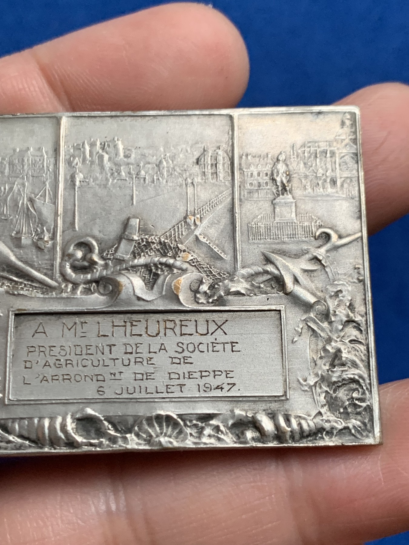 《竞宝斋》第250场-周日，周一 ，周二3场连拍 (全场包邮) 法国迪耶普城镇纪念方形镀银铜章，双美人鱼，以城市港口为背景的各种海上装置向我们展示了一个繁荣的海边城市，51.15g，40*50.3mm，边铭三角形+铜标