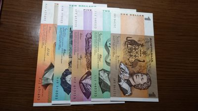 【世界钱币】精选微拍第98期暨2024年第9期  澳大利亚纸币 1-2-5-10-20四张小全套 如图号码全新绝品【1】