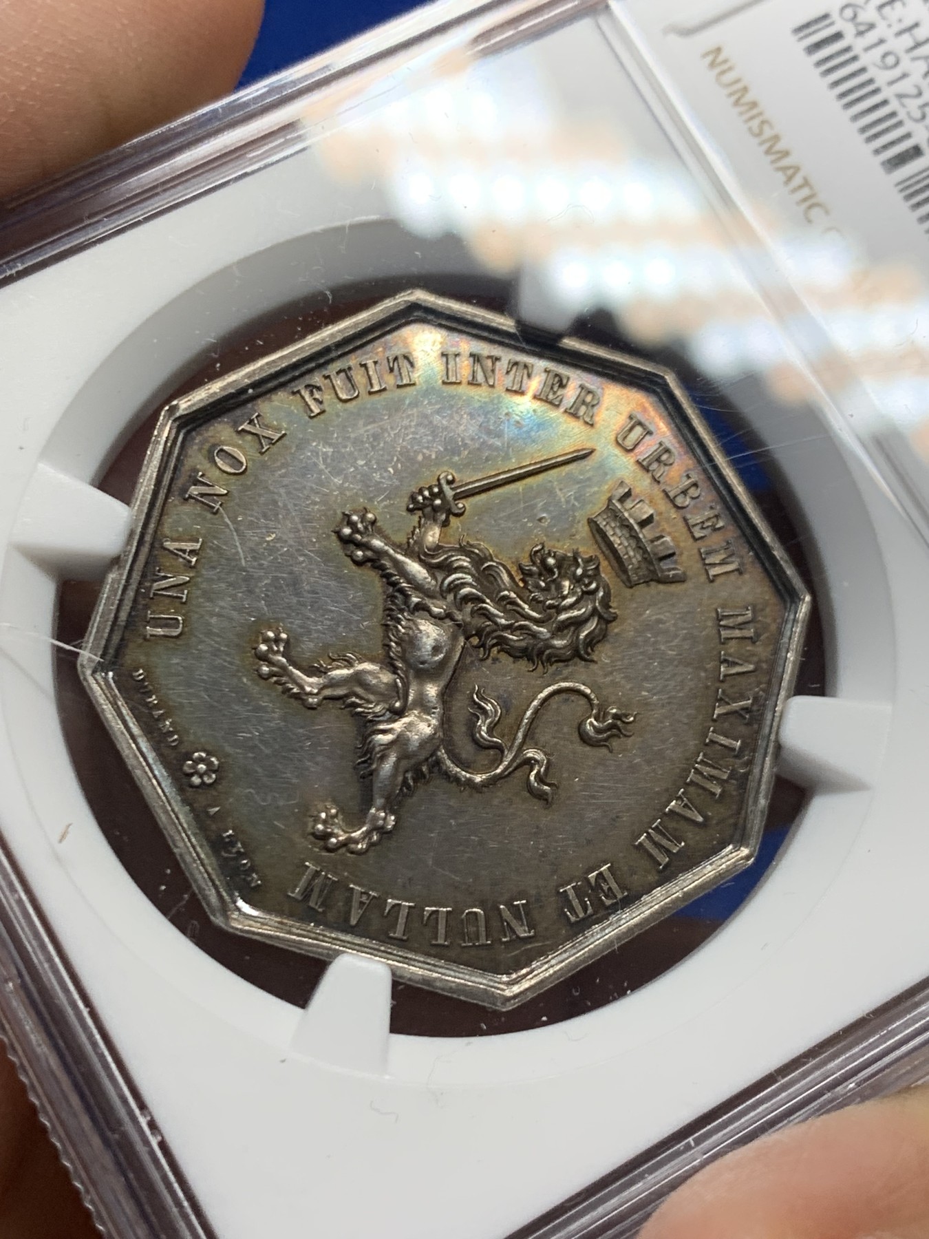 《竞宝斋》第250场-周日，周一 ，周二3场连拍 (全场包邮) NGC MS62 法国1839里昂保险八角银质代币 手指边铭