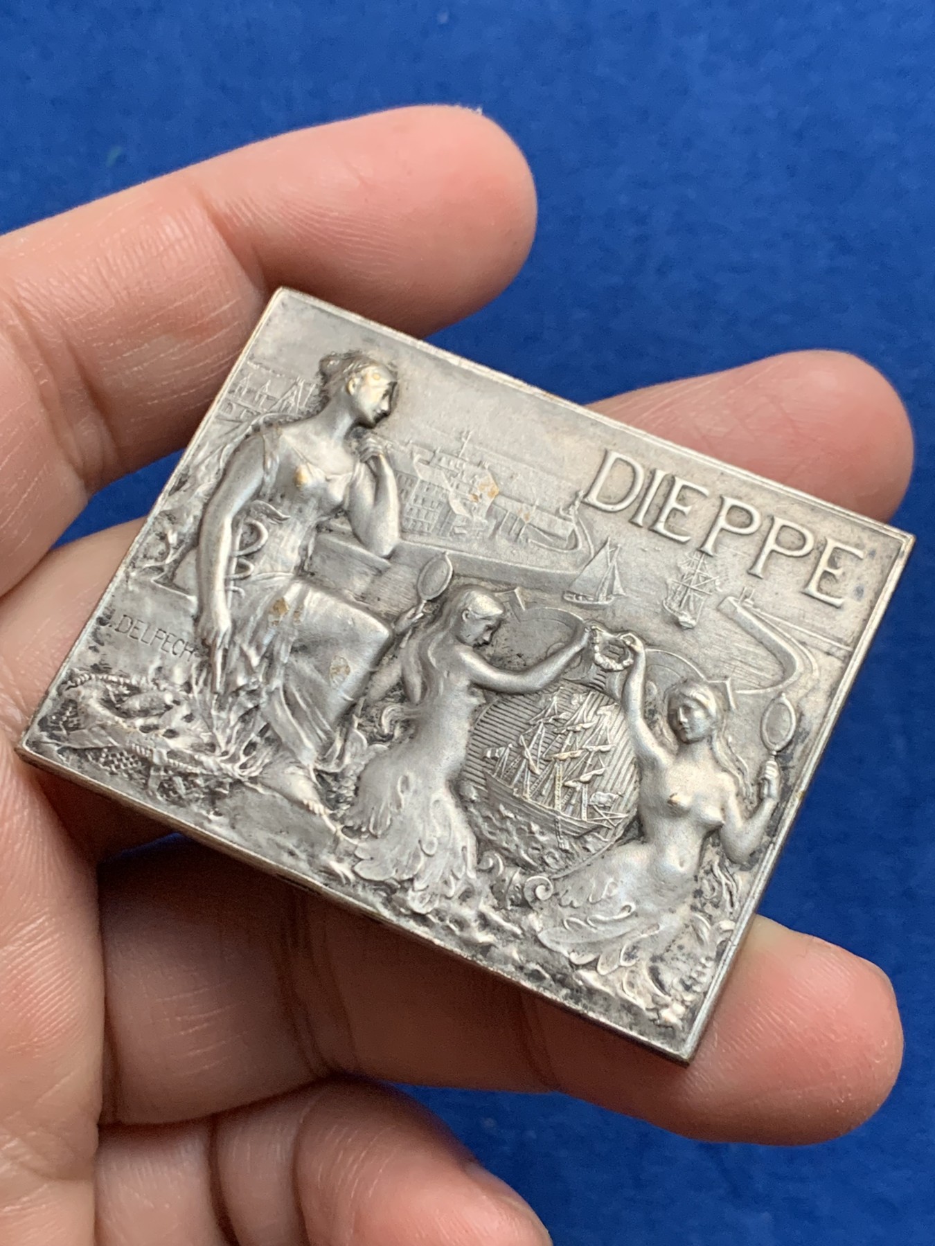 《竞宝斋》第250场-周日，周一 ，周二3场连拍 (全场包邮) 法国迪耶普城镇纪念方形镀银铜章，双美人鱼，以城市港口为背景的各种海上装置向我们展示了一个繁荣的海边城市，51.15g，40*50.3mm，边铭三角形+铜标