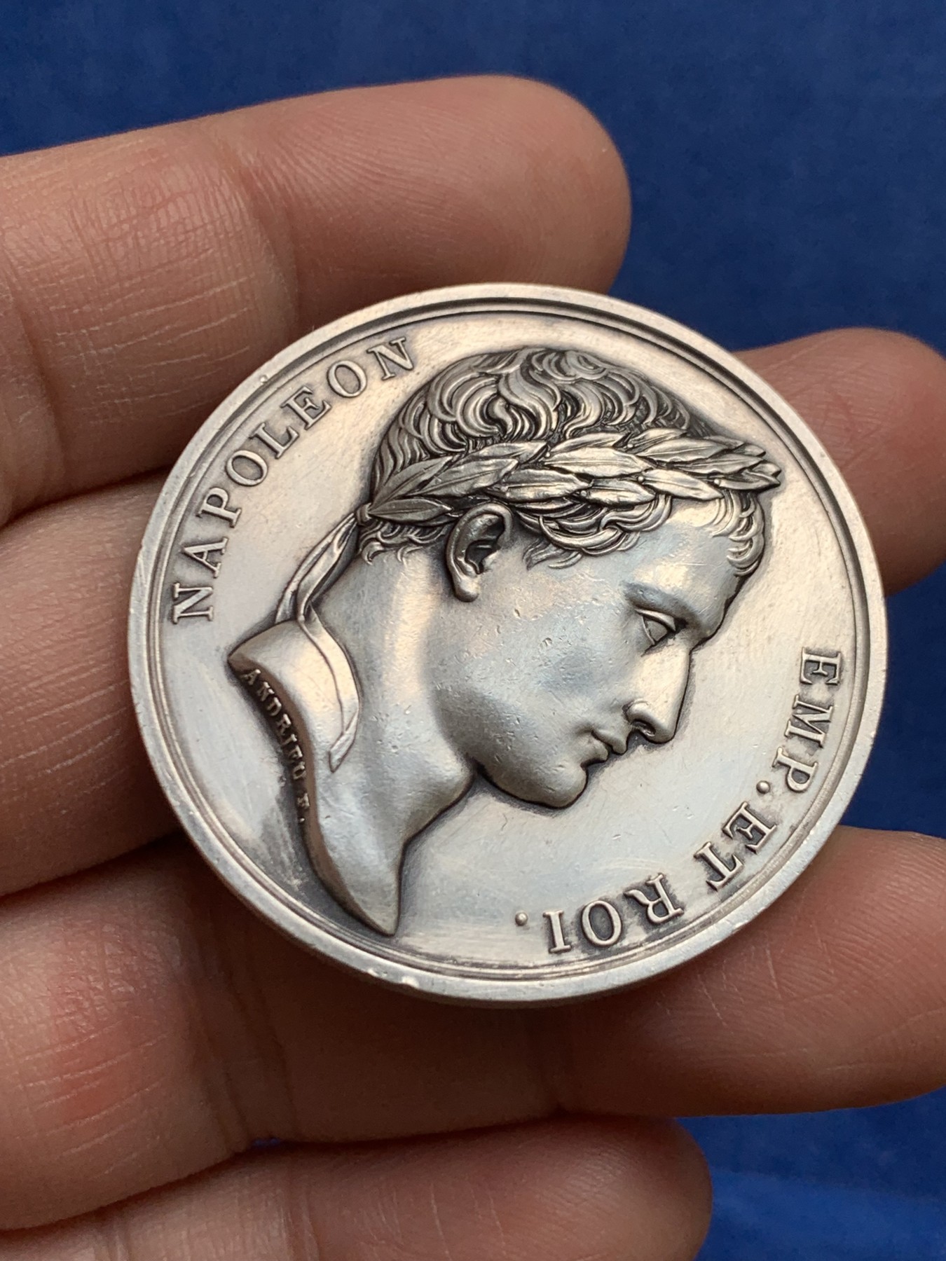 《竞宝斋》第250场-周日，周一 ，周二3场连拍 (全场包邮) 法国 拿破仑一世 帝国胜利  银章 高浮雕工艺 细节突出 小天使清晰 丰饶角银标 41mm 39.2克