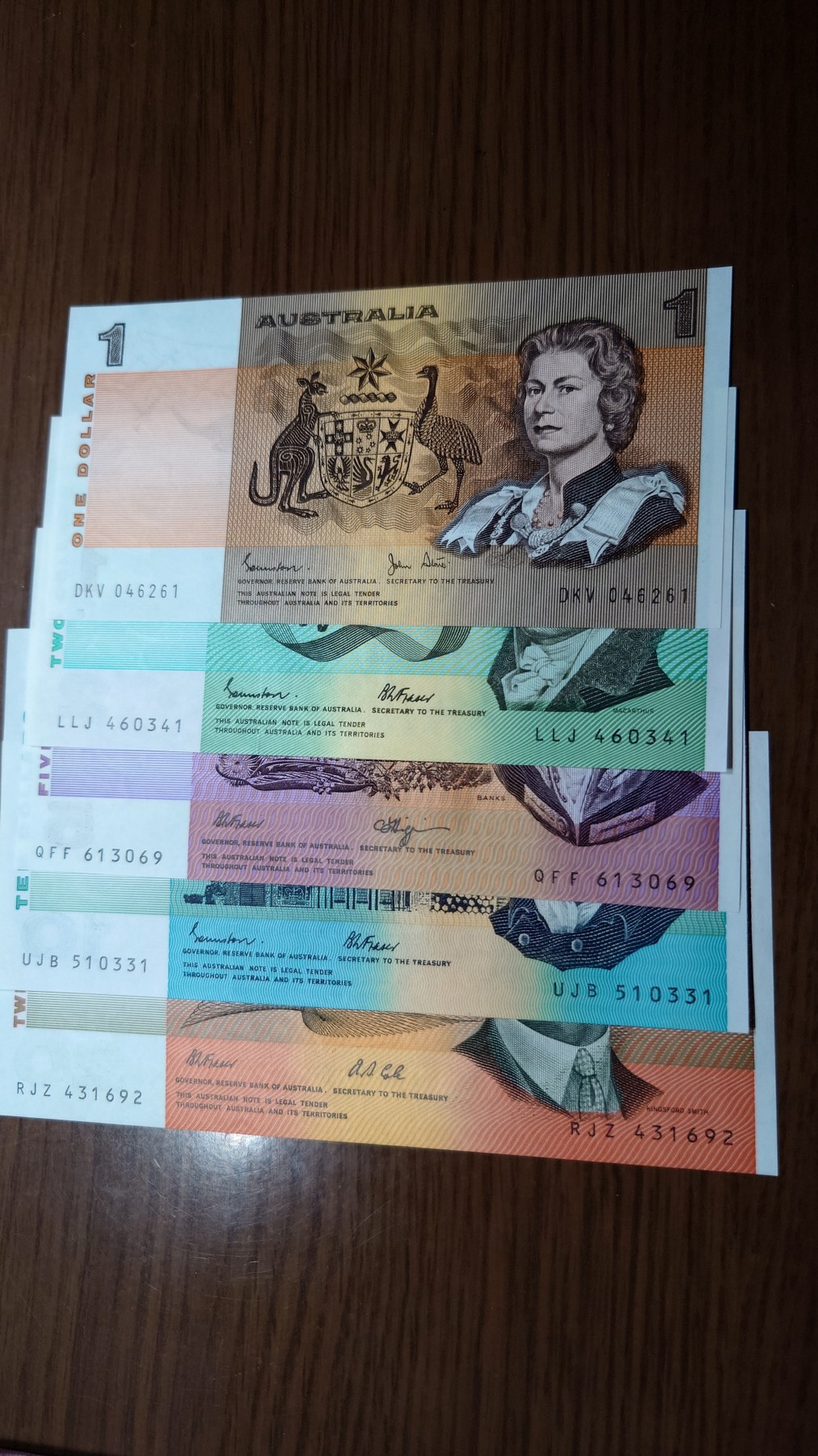 【世界钱币】精选微拍第98期暨2024年第9期  澳大利亚纸币 1-2-5-10-20四张小全套 如图号码全新绝品【2】
