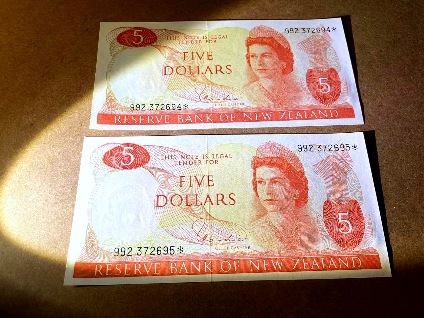 【Blue Auction】✨世界纸币精拍第448期【精】 【一组2张 补号】新西兰 高冠女王 5元 UNC （轻微印子）