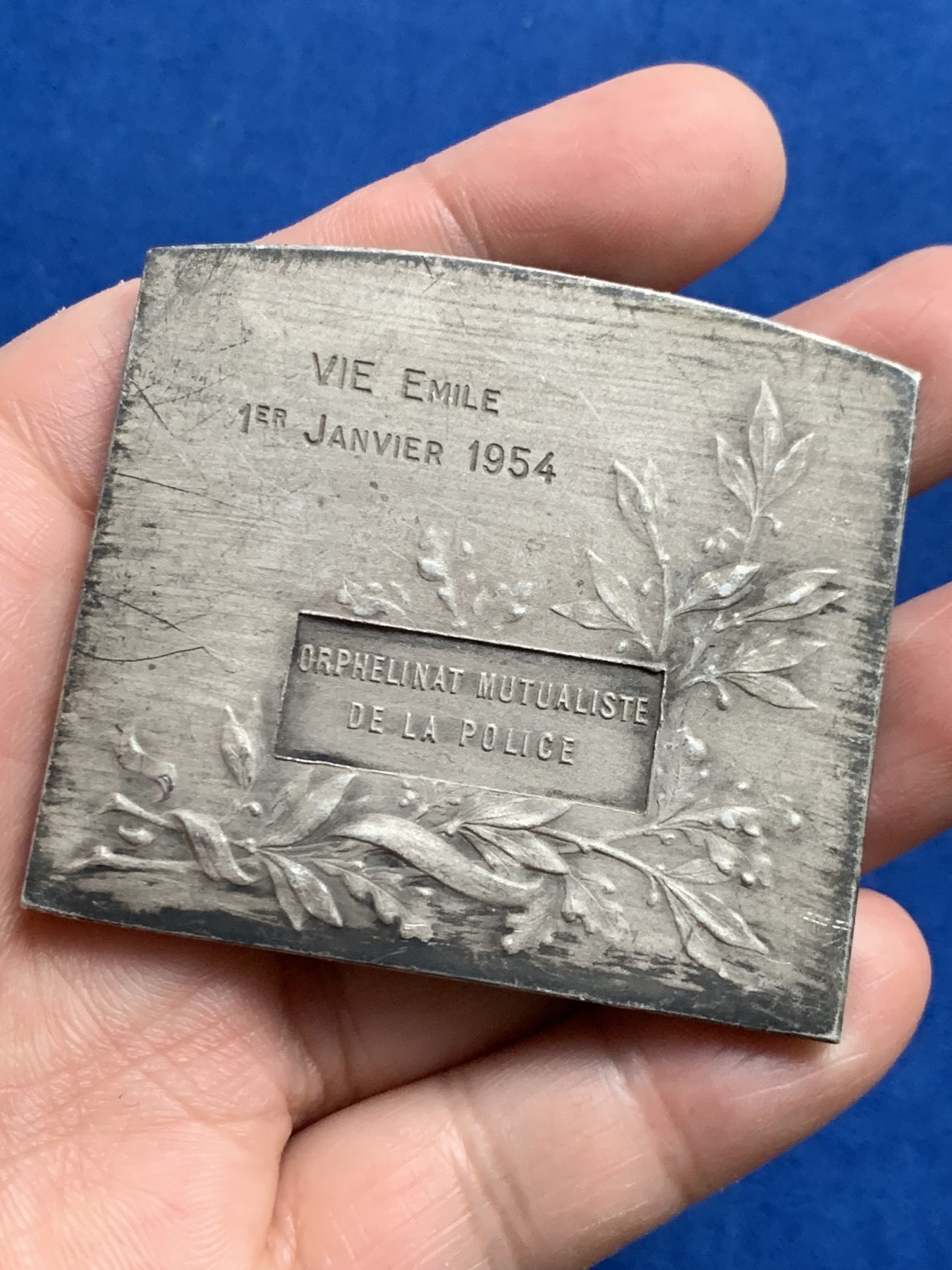 《竞宝斋》第250场-周日，周一 ，周二3场连拍 (全场包邮) 法国1954年警察互助孤儿院银章，88.53g，长58mm，宽50-52.5mm，边铭：野猪头+菱形 AREGNET