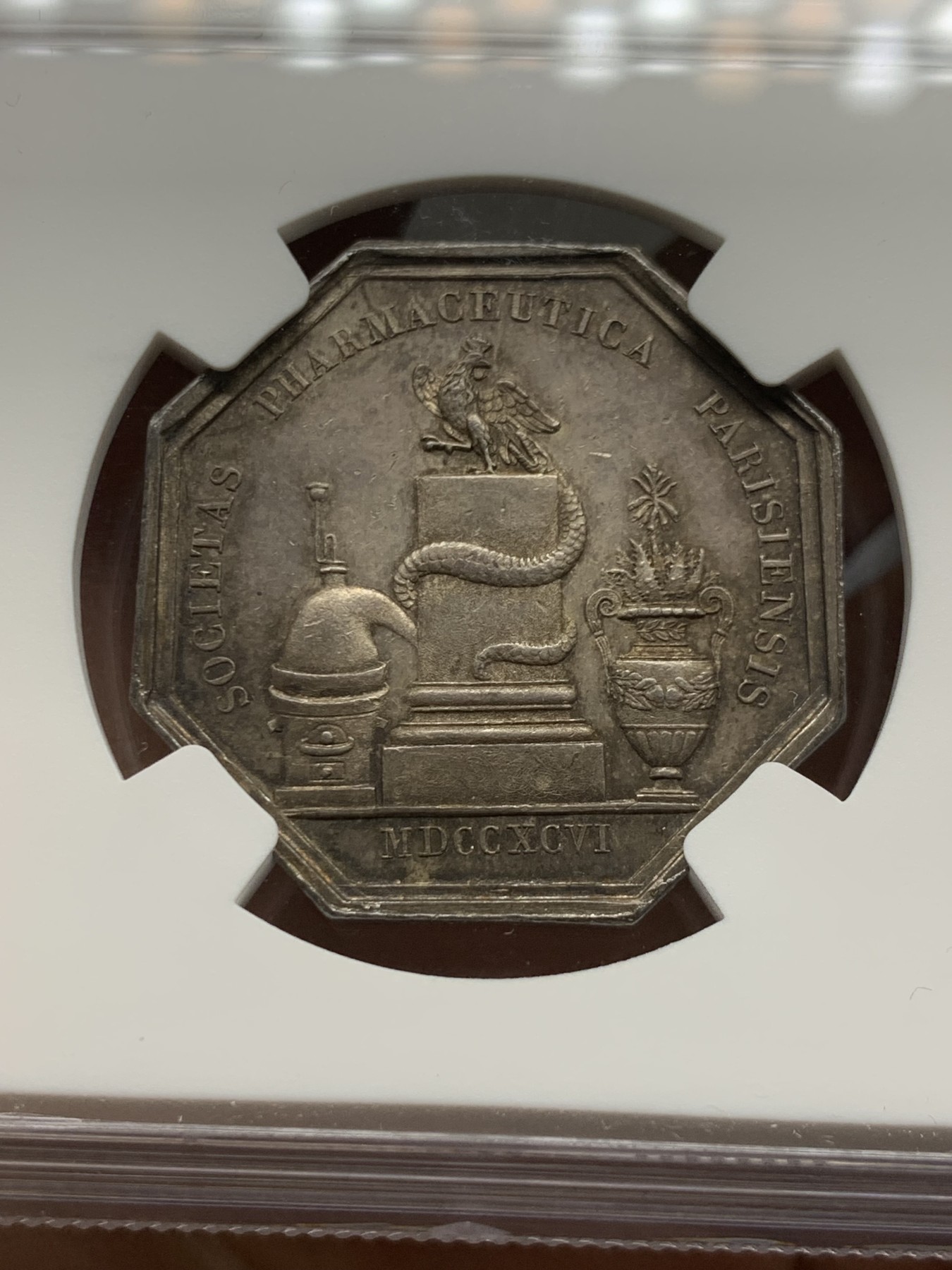 《竞宝斋》第250场-周日，周一 ，周二3场连拍 (全场包邮) NGC-MS62 法国八角银质代币，巴黎药剂师