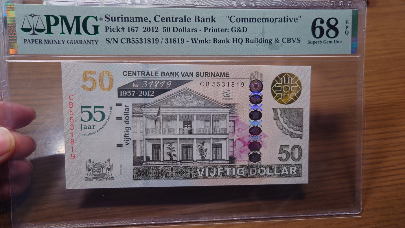 【世界钱币】精选微拍第98期暨2024年第9期  2012年苏里南50元 纪念钞无47 PMG68E 尾号1819 带原装册子和对号证书