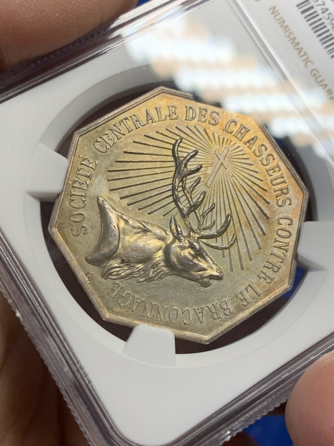 《竞宝斋》第250场-周日，周一 ，周二3场连拍 (全场包邮) NGC MS63法国反盗猎协会 雄鹿抬头长撕 像是在森林中呼唤同伴 非常传神 约22克 36mm 菱形银标 背后留白没刻字 经典收藏分数