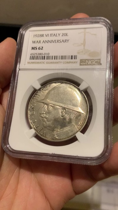 《竞宝斋》第249场-周日，周一 ，周二3场连拍 (全场包邮) NGC MS62 意大利1928年一战结束十周年纪念20里拉大银币 经典大钢盔 意系热门品种 原味包浆 难得的品相