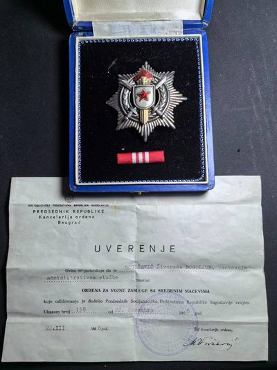盛世勋华——号角文化勋章邮票专场拍卖第171期 - 南斯拉夫三级军功勋章 早期五火炬版 银制带银标 带厂标 带原盒 带略 实发带证书（1967年颁发）