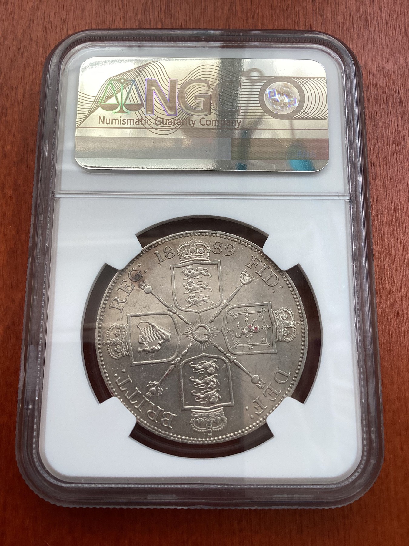 长老汇龙年精选第三场 1889 英国维多利亚高冠双弗洛林银币，NGC UNC，有点遗憾