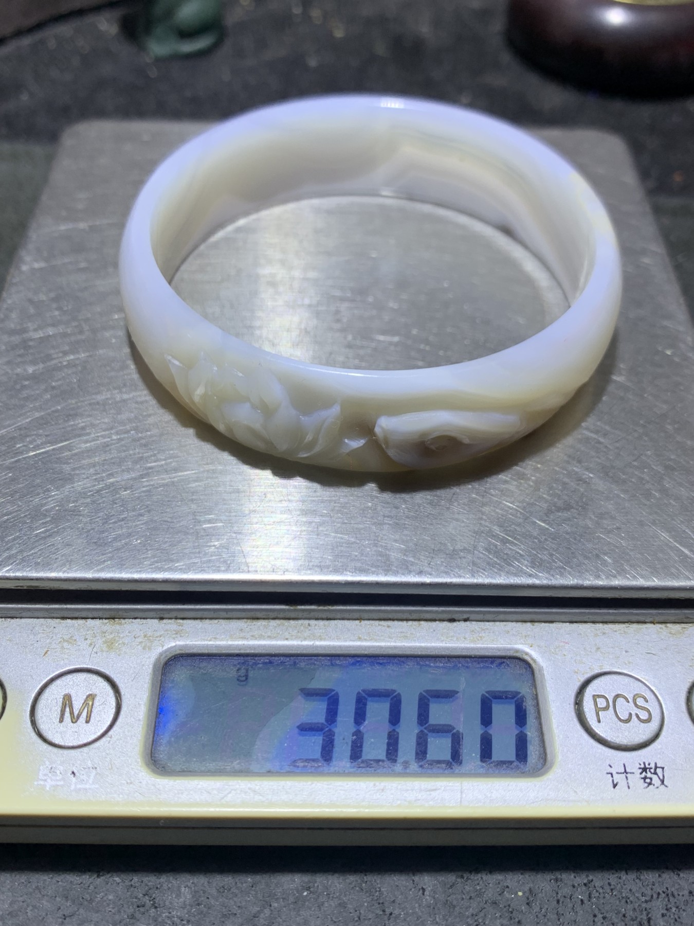 精美高玉化千层纹海洋玉髓手工雕刻莲花鲤鱼手镯一个！