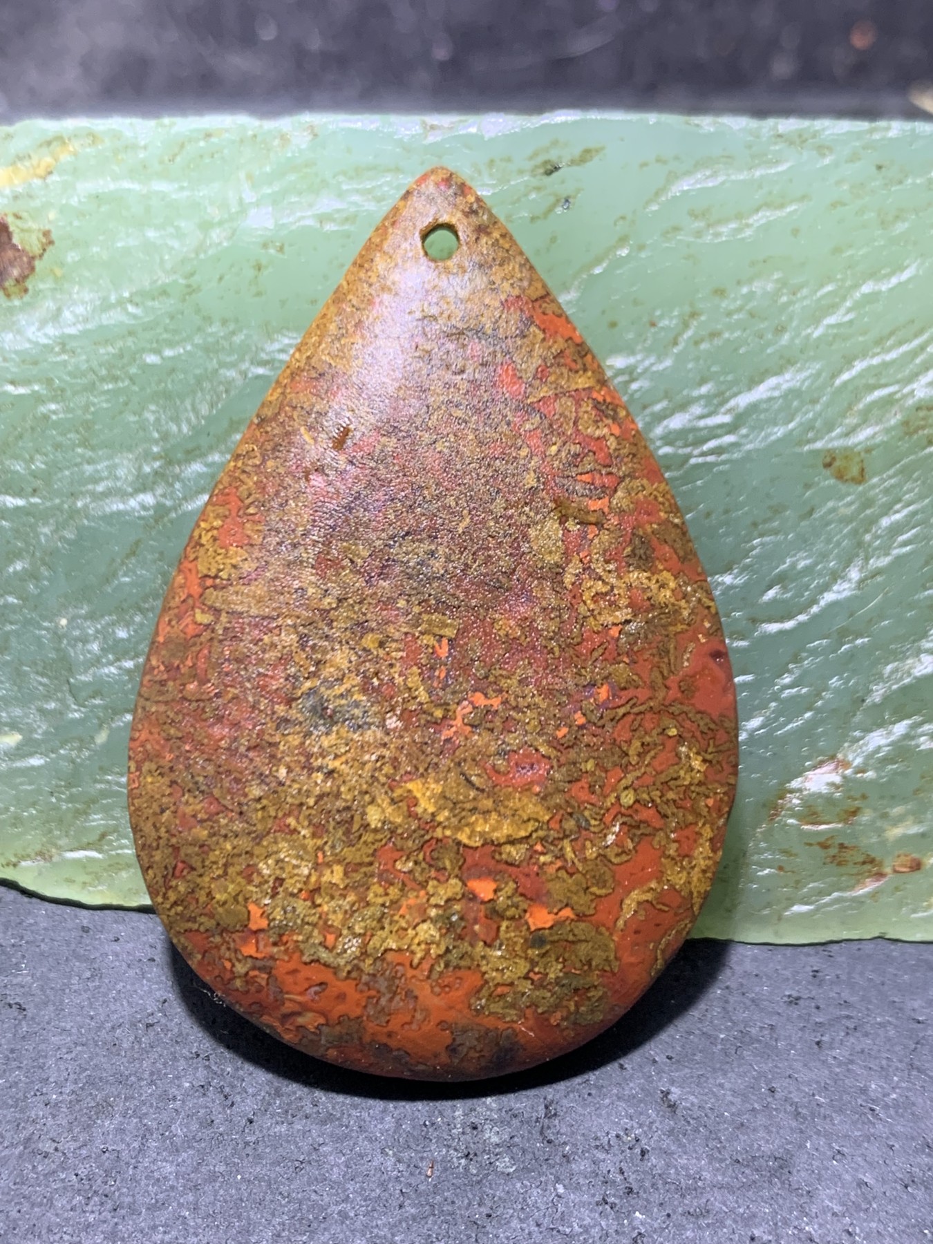 精美亚光草花纹战国红玛瑙手工俏色巧雕金钱豹吊坠一个，