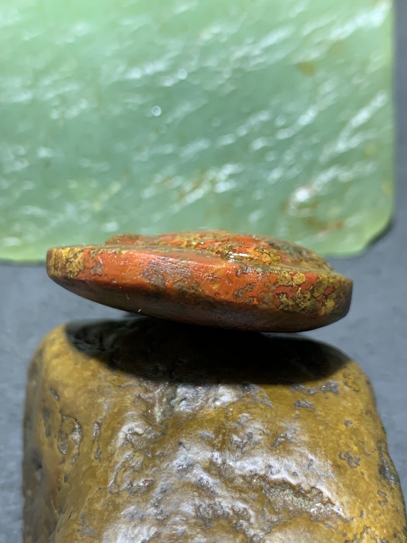 精美亚光草花纹战国红玛瑙手工俏色巧雕金钱豹吊坠一个，