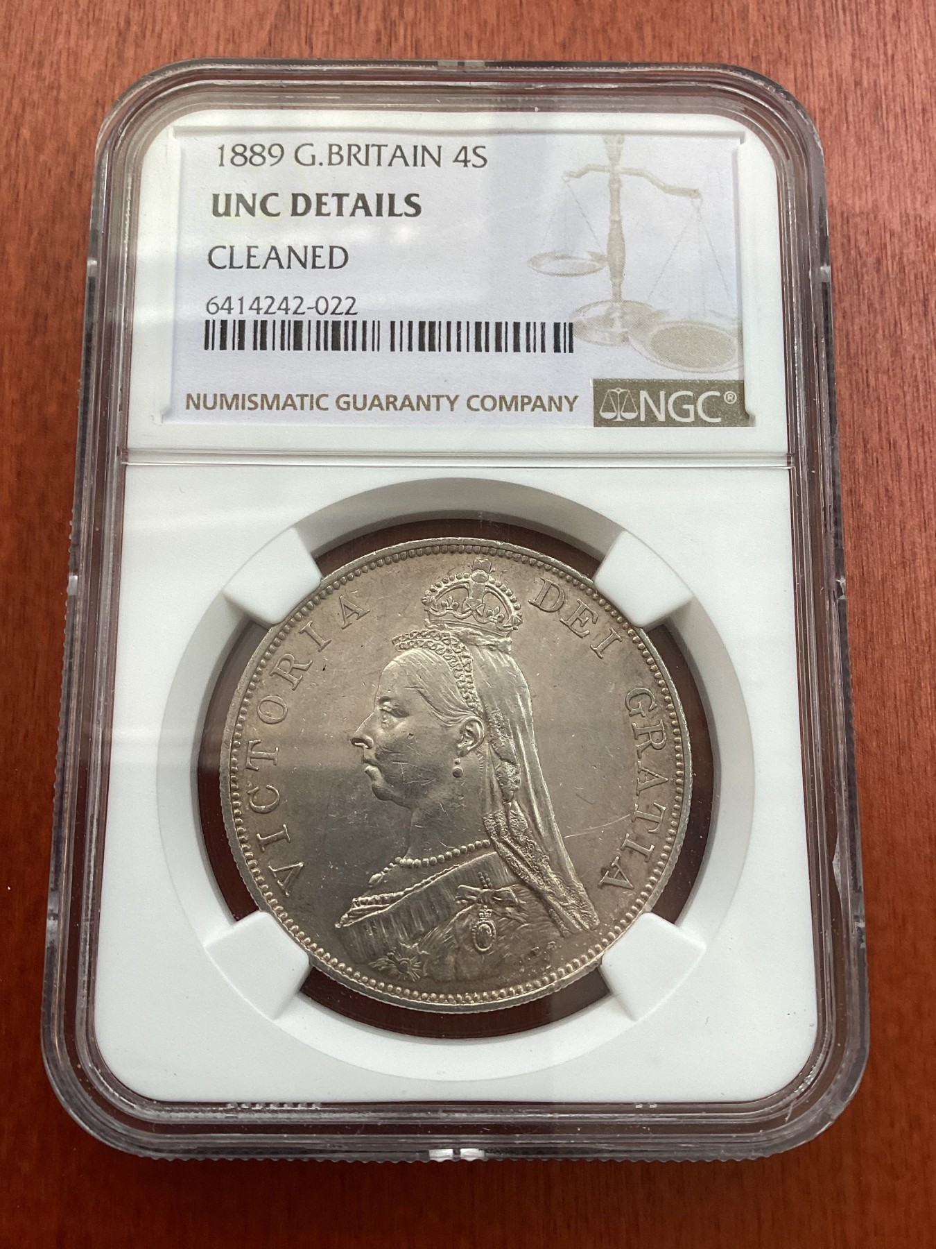 长老汇龙年精选第三场 1889 英国维多利亚高冠双弗洛林银币，NGC UNC，有点遗憾