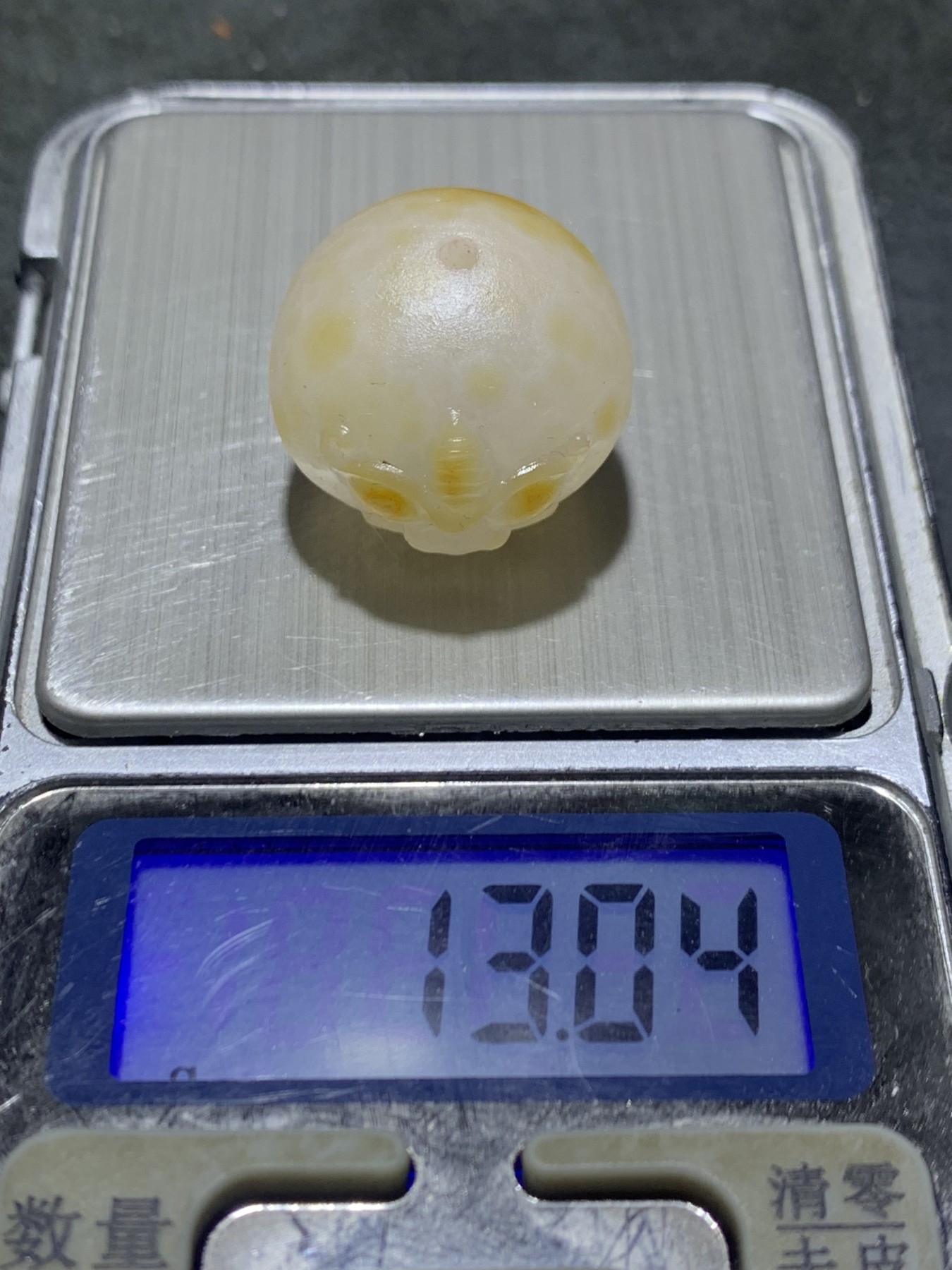 精美亚光冰飘鸡油黄战国红玛瑙手工雕刻瑞兽珠一个！