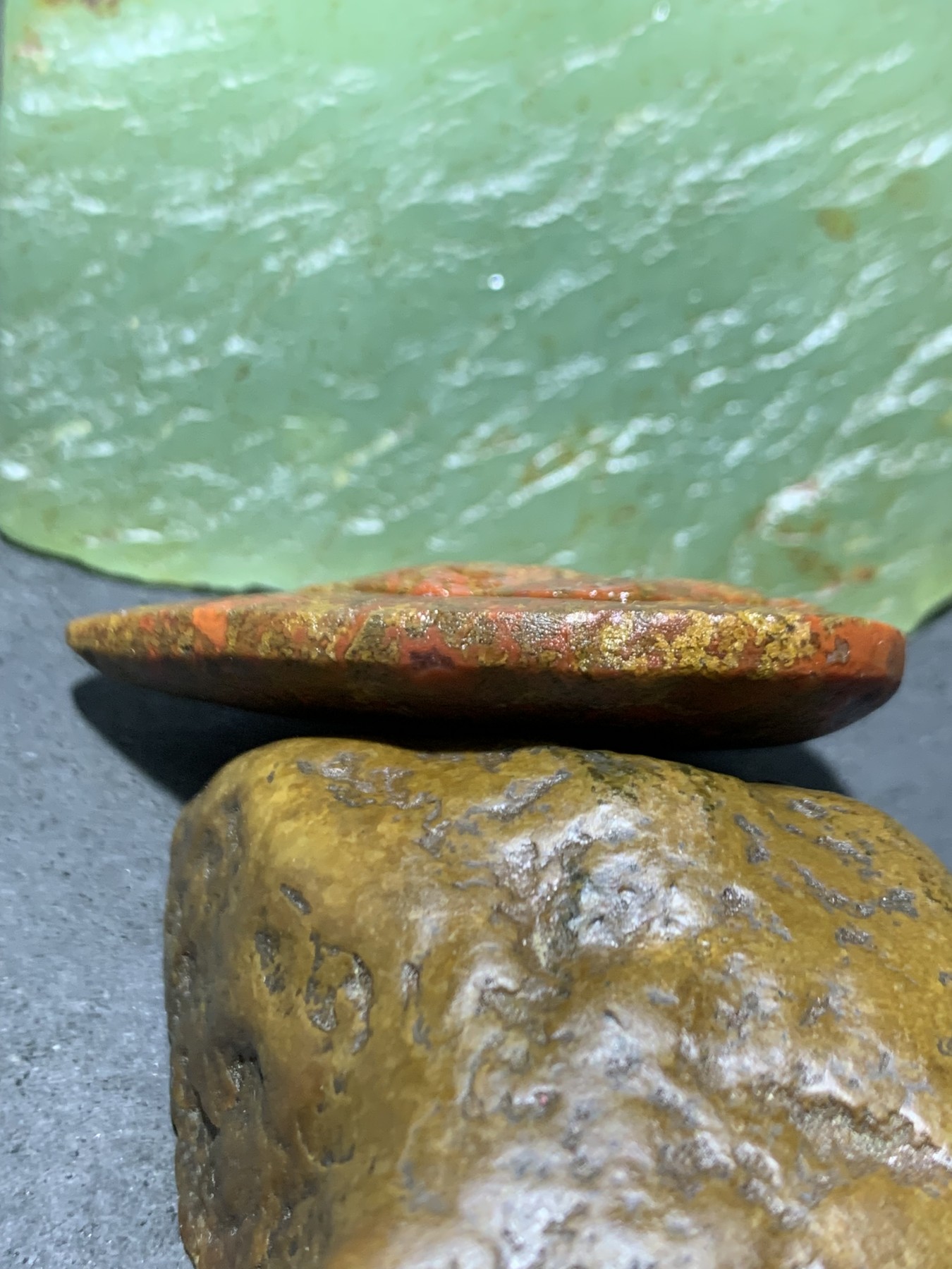 精美亚光草花纹战国红玛瑙手工俏色巧雕金钱豹吊坠一个，