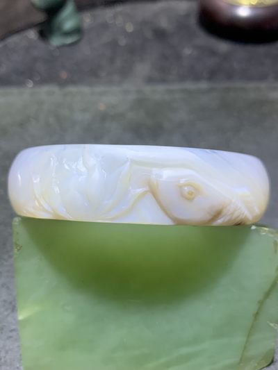 精美高玉化千层纹海洋玉髓手工雕刻莲花鲤鱼手镯一个！ - 精美高玉化千层纹海洋玉髓手工雕刻莲花鲤鱼手镯一个！