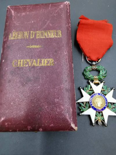 老王徽章第三十二期 - 法国骑士级荣誉军团勋章   原盒，银质珐琅，第三共和国版