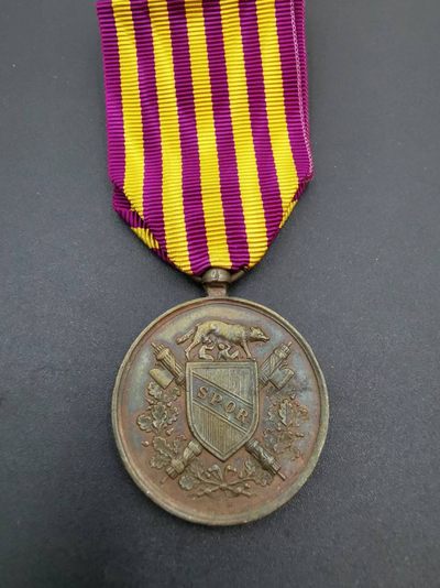 老王徽章第三十二期 - 意大利1870罗马解放奖章   少见的意大利官方版1848-1870解放战争系列奖章，铜质，颁发给参加解放罗马作战行动的作战人员版本