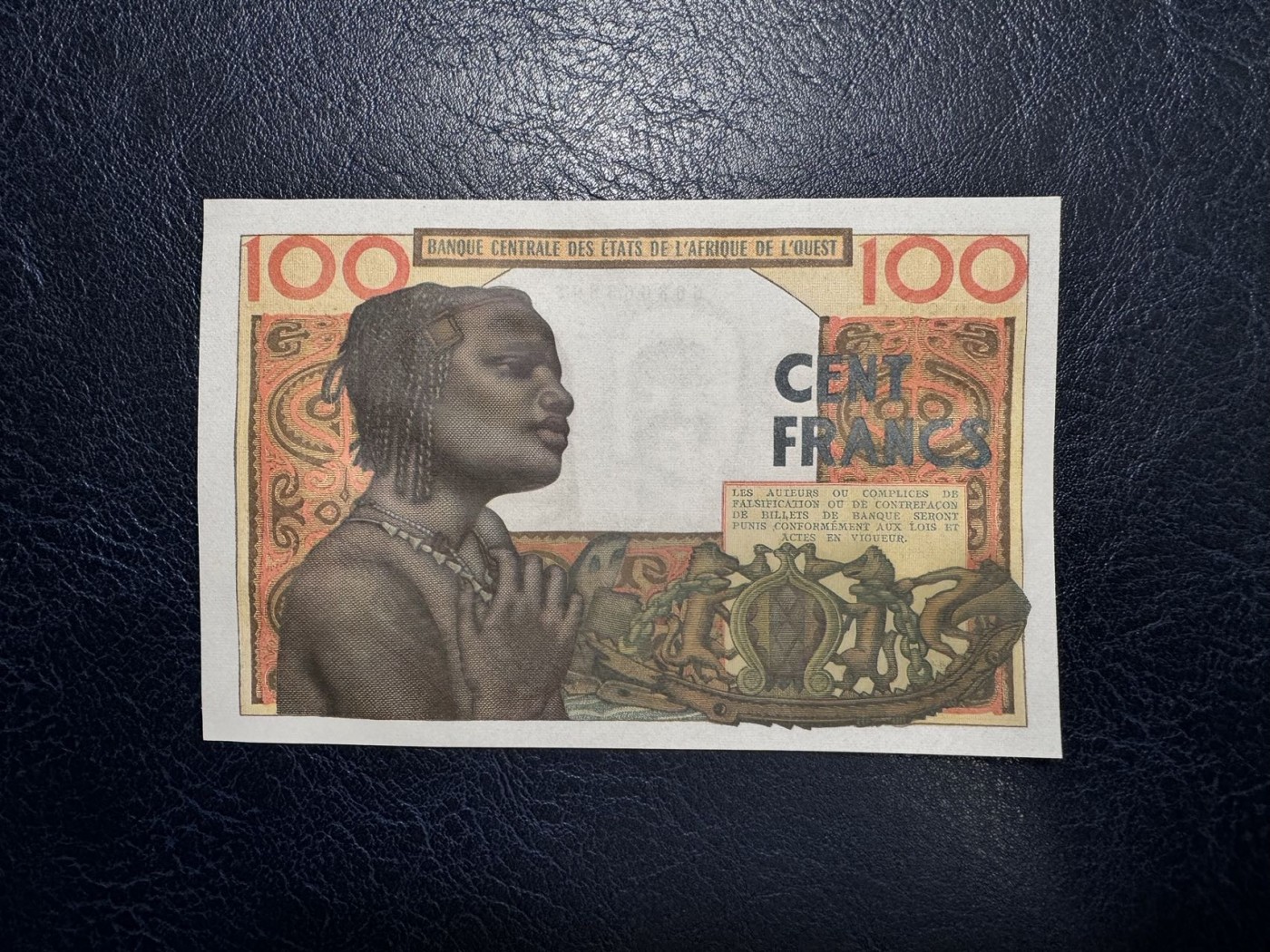 收藏联盟Quantum Auction 第332期拍卖  西非货币联盟/贝宁1965年100法郎 品相UNC  紫光灯下黄点为纸张本身杂质原因 