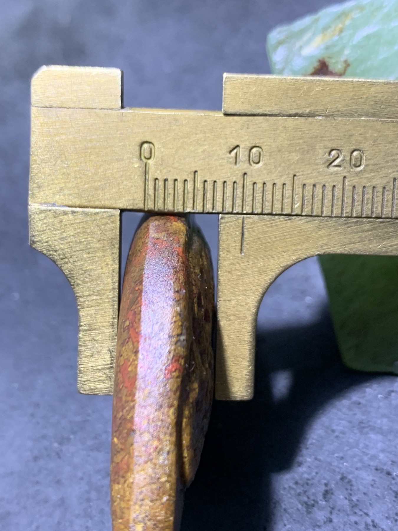 精美亚光草花纹战国红玛瑙手工俏色巧雕金钱豹吊坠一个，