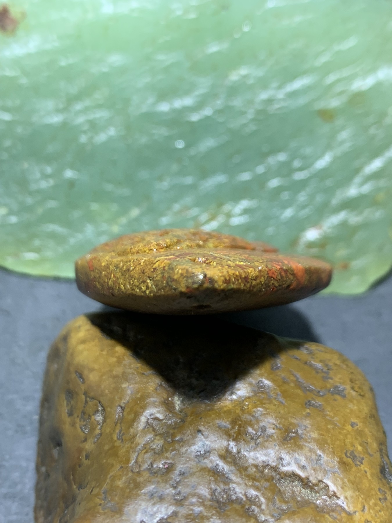 精美亚光草花纹战国红玛瑙手工俏色巧雕金钱豹吊坠一个，
