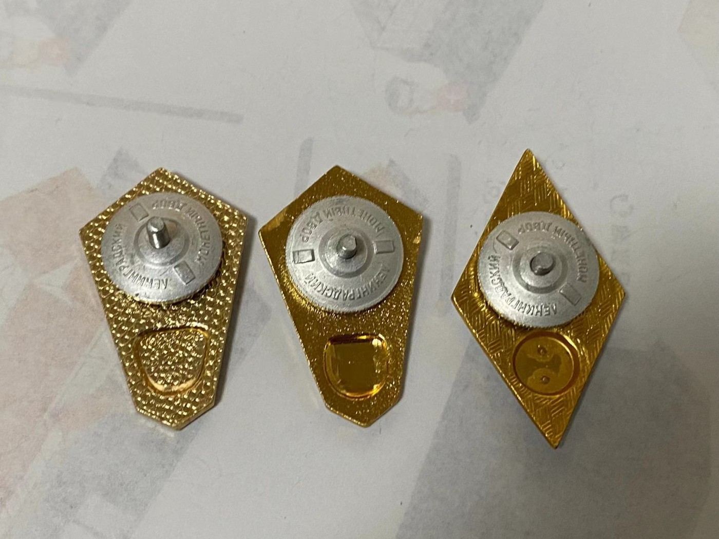 苏联勋章奖章3月20日拍卖第六期3月22日晚上九点结束 苏联校徽比较稀少的3枚后期铝制