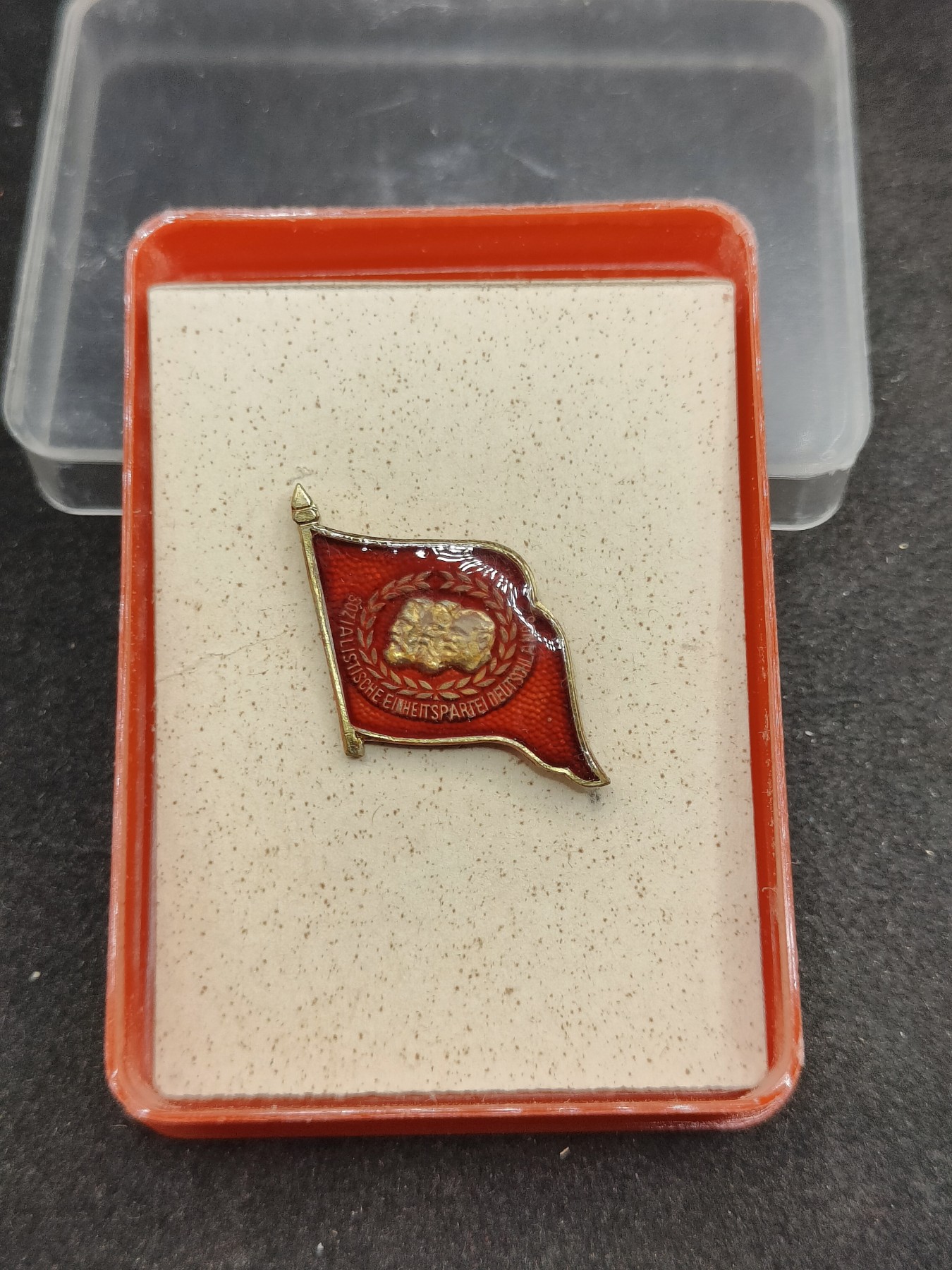 全场0元起拍 第141期 咸鱼国勋章拍卖专场 3月24日（周日）下午6：00开始 东德 统一社会党证章 马列恩像章