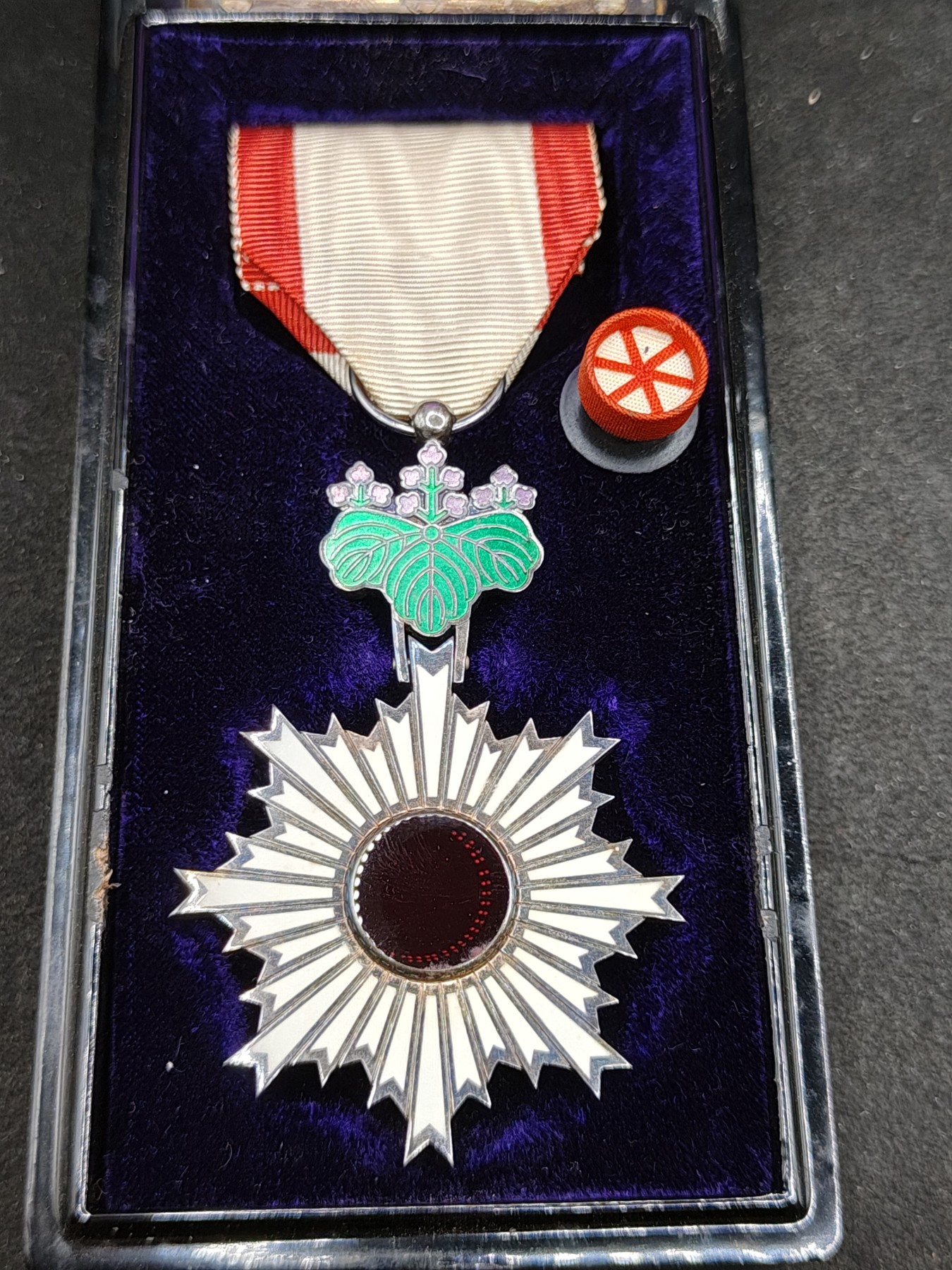 全场0元起拍 第141期 咸鱼国勋章拍卖专场 3月24日（周日）下午6：00开始 日本六等旭日章 美品银制带盒略