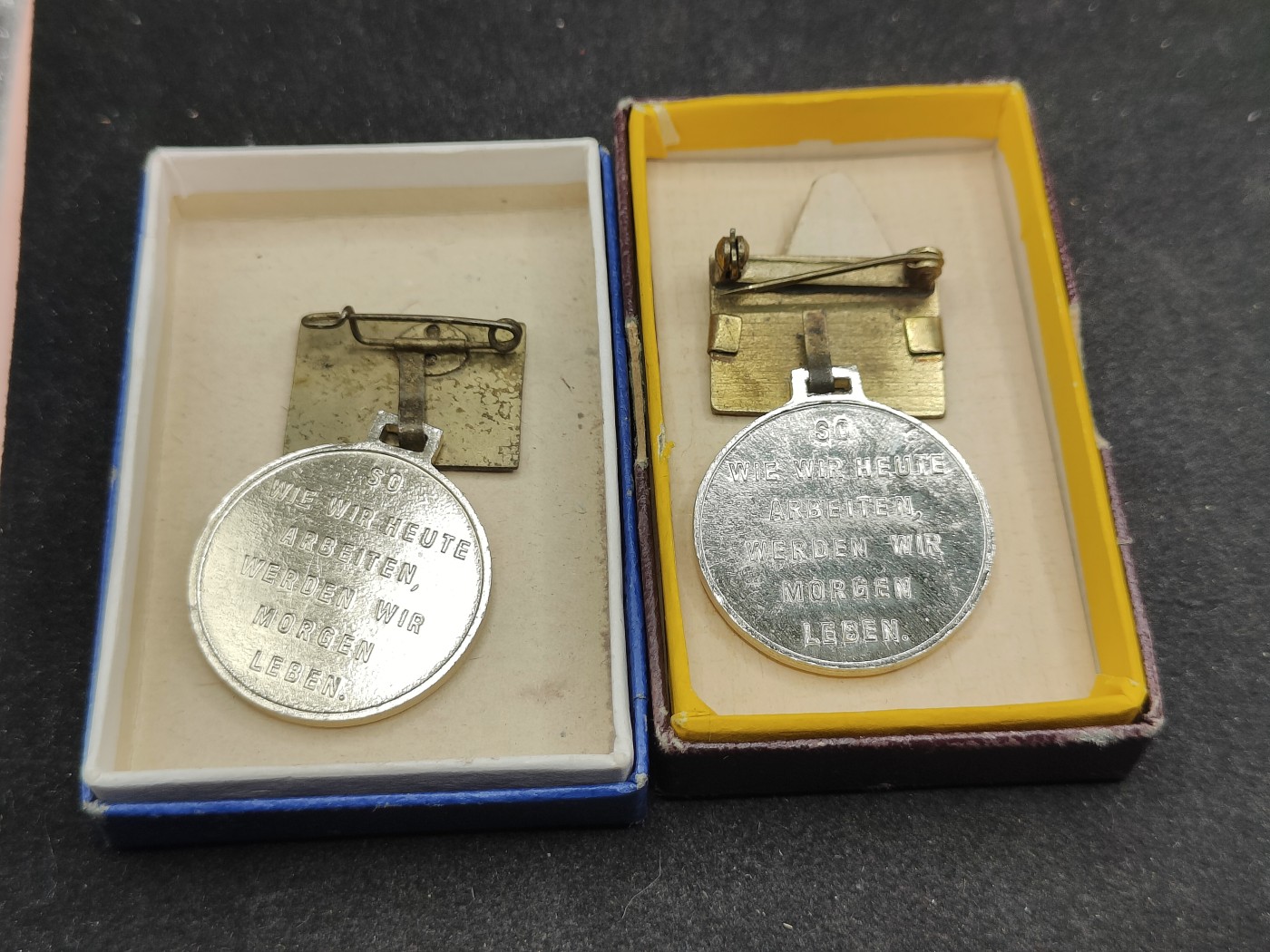 全场0元起拍 第141期 咸鱼国勋章拍卖专场 3月24日（周日）下午6：00开始 东德七年计划积极分子奖章两个 珐琅上挂