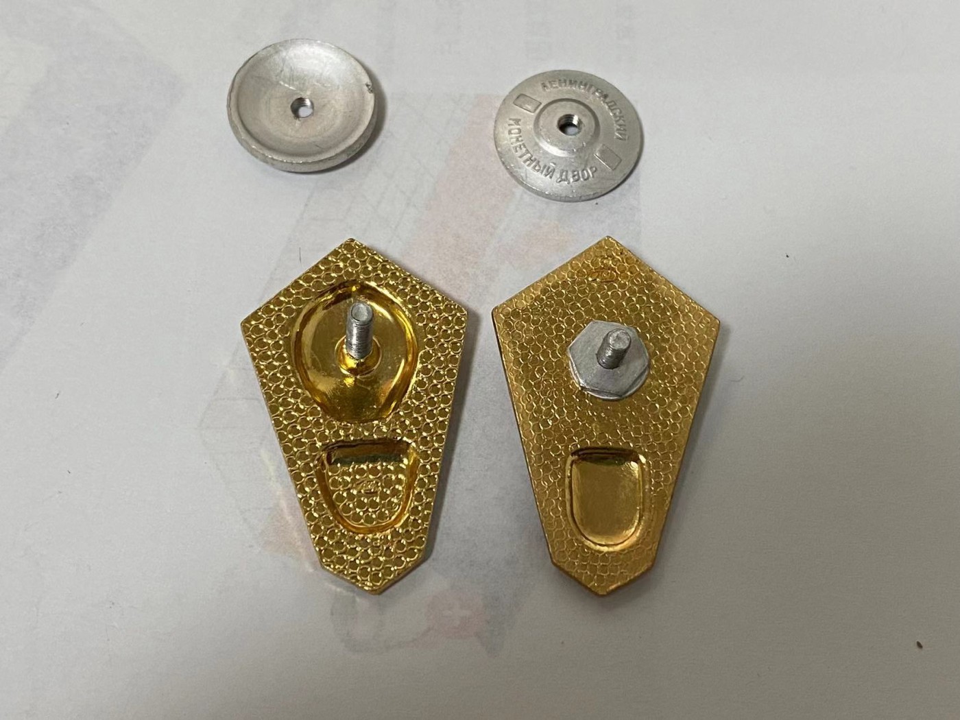 苏联勋章奖章3月20日拍卖第六期3月22日晚上九点结束 苏联校徽比较稀少的医学院2枚后期铝制