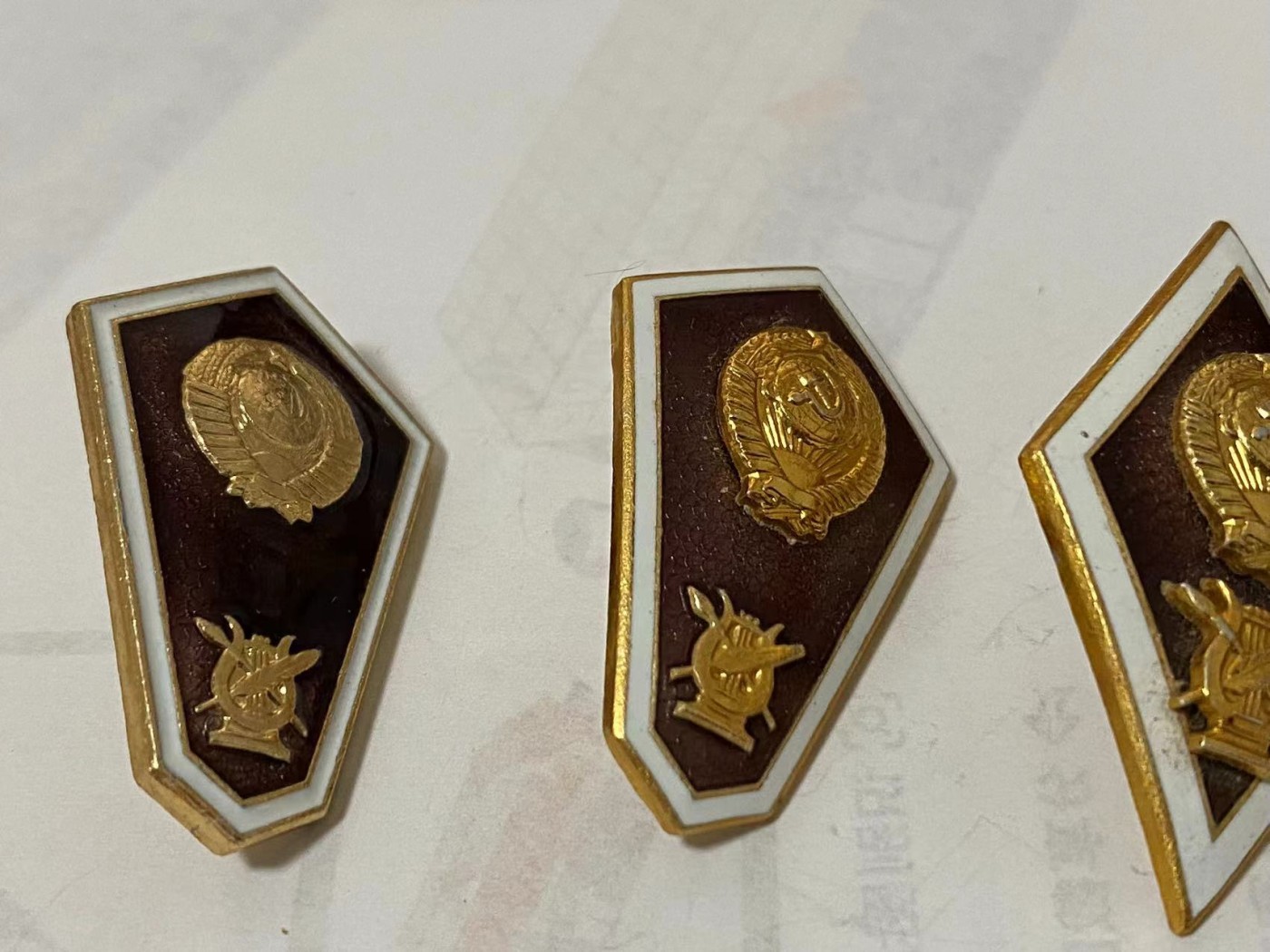 苏联勋章奖章3月20日拍卖第六期3月22日晚上九点结束 苏联校徽比较稀少的3枚后期铝制