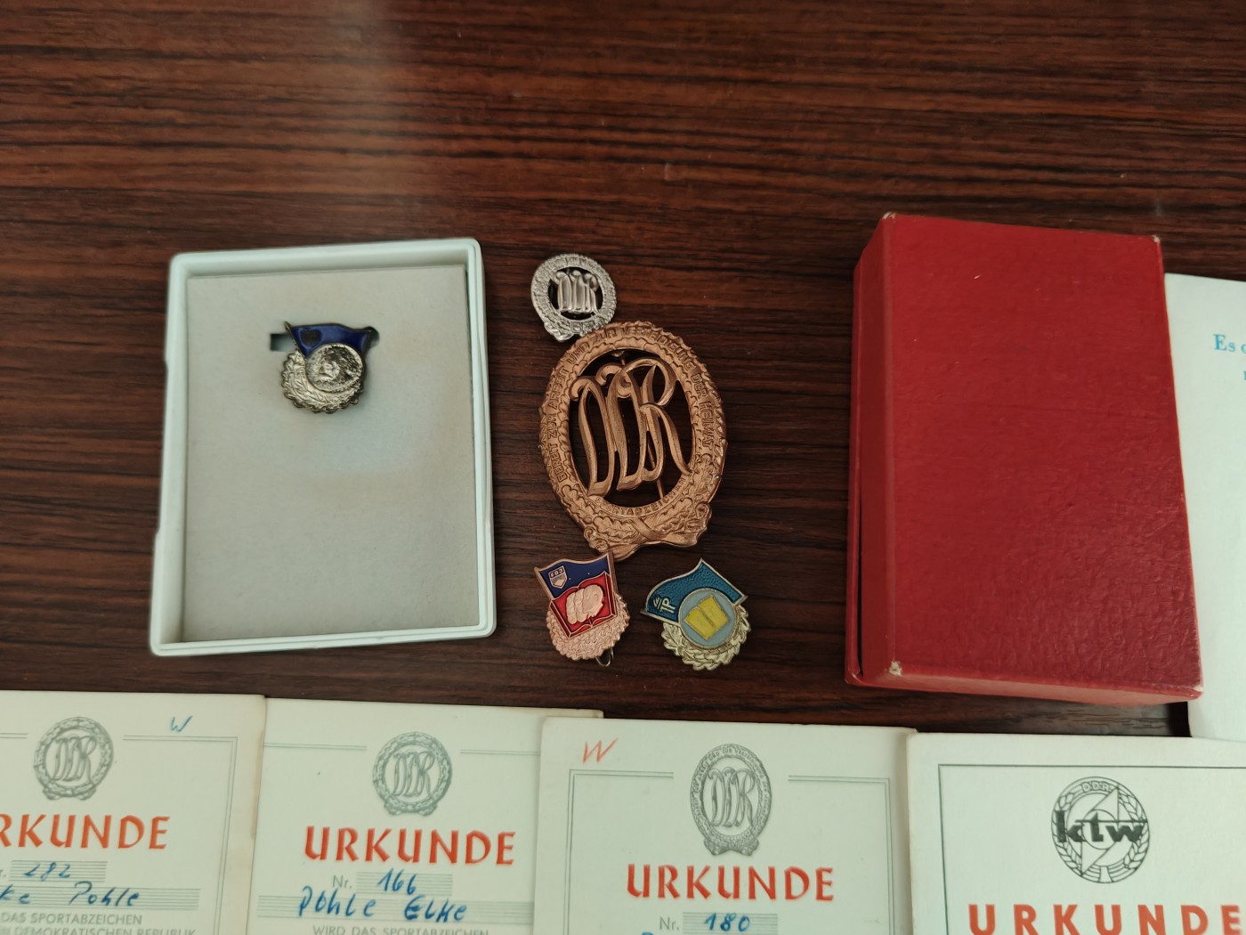 全场0元起拍 第141期 咸鱼国勋章拍卖专场 3月24日（周日）下午6：00开始 东德同一人证书证章一套