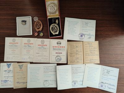 全场0元起拍 第141期 咸鱼国勋章拍卖专场 3月24日（周日）下午6：00开始 - 东德同一人证书证章一套