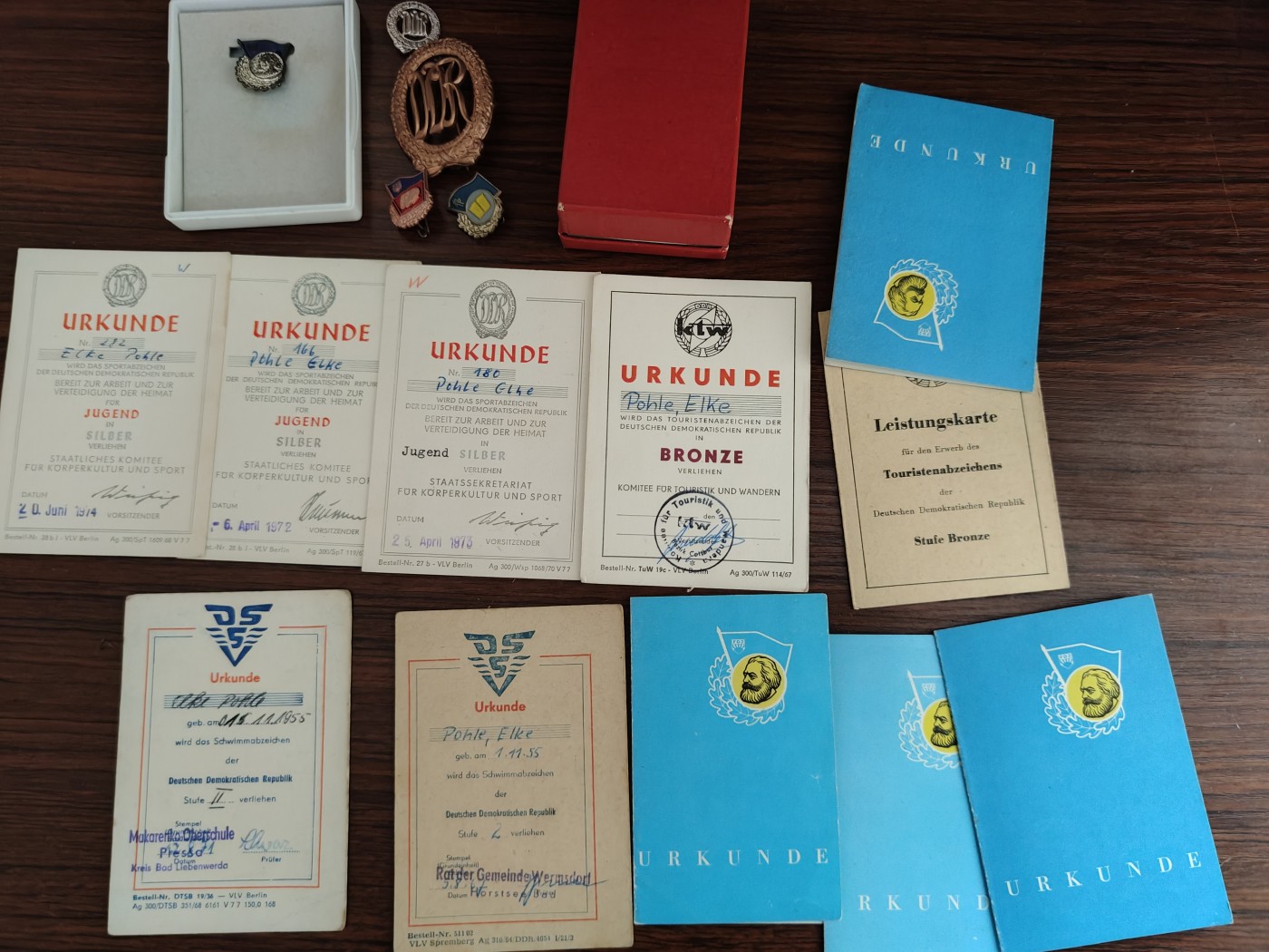 全场0元起拍 第141期 咸鱼国勋章拍卖专场 3月24日（周日）下午6：00开始 东德同一人证书证章一套