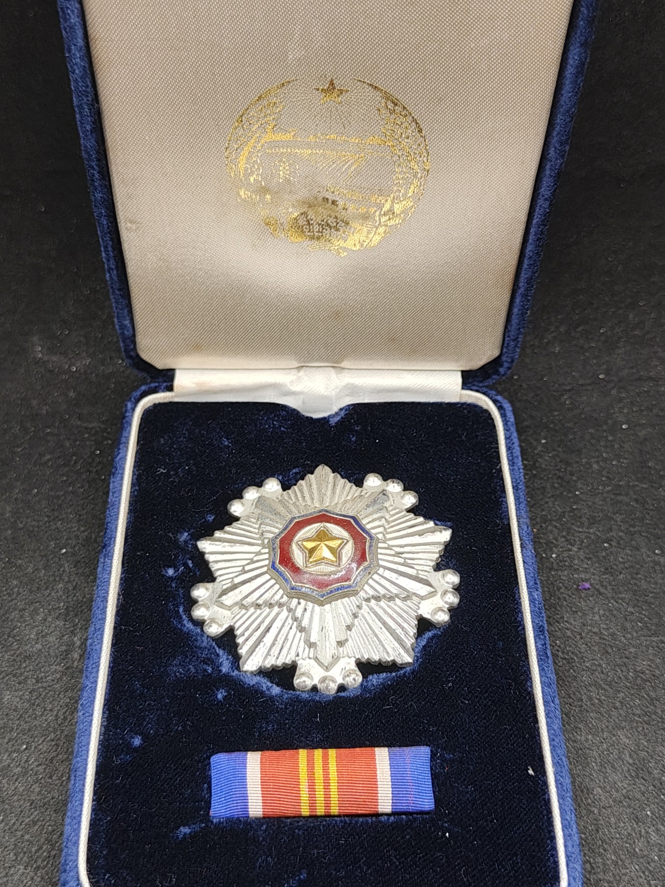 全场0元起拍 第141期 咸鱼国勋章拍卖专场 3月24日（周日）下午6：00开始 朝总联版烫金国徽盒三级国旗勋章带盒略