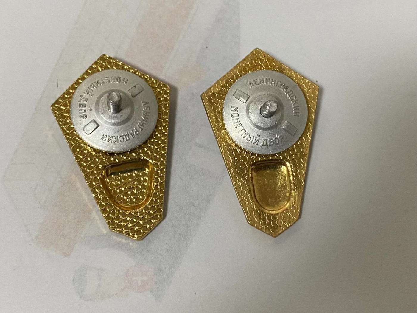 苏联勋章奖章3月20日拍卖第六期3月22日晚上九点结束 苏联校徽比较稀少的医学院2枚后期铝制
