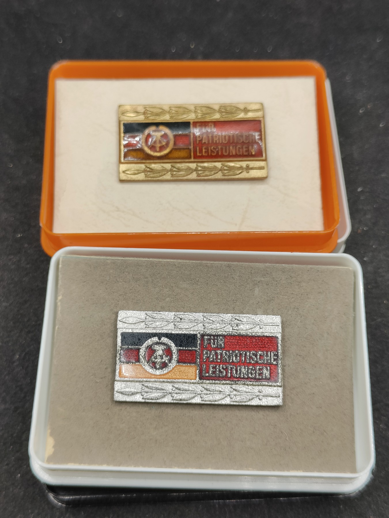 全场0元起拍 第141期 咸鱼国勋章拍卖专场 3月24日（周日）下午6：00开始 东德国民阵线荣誉奖章 金银级两个