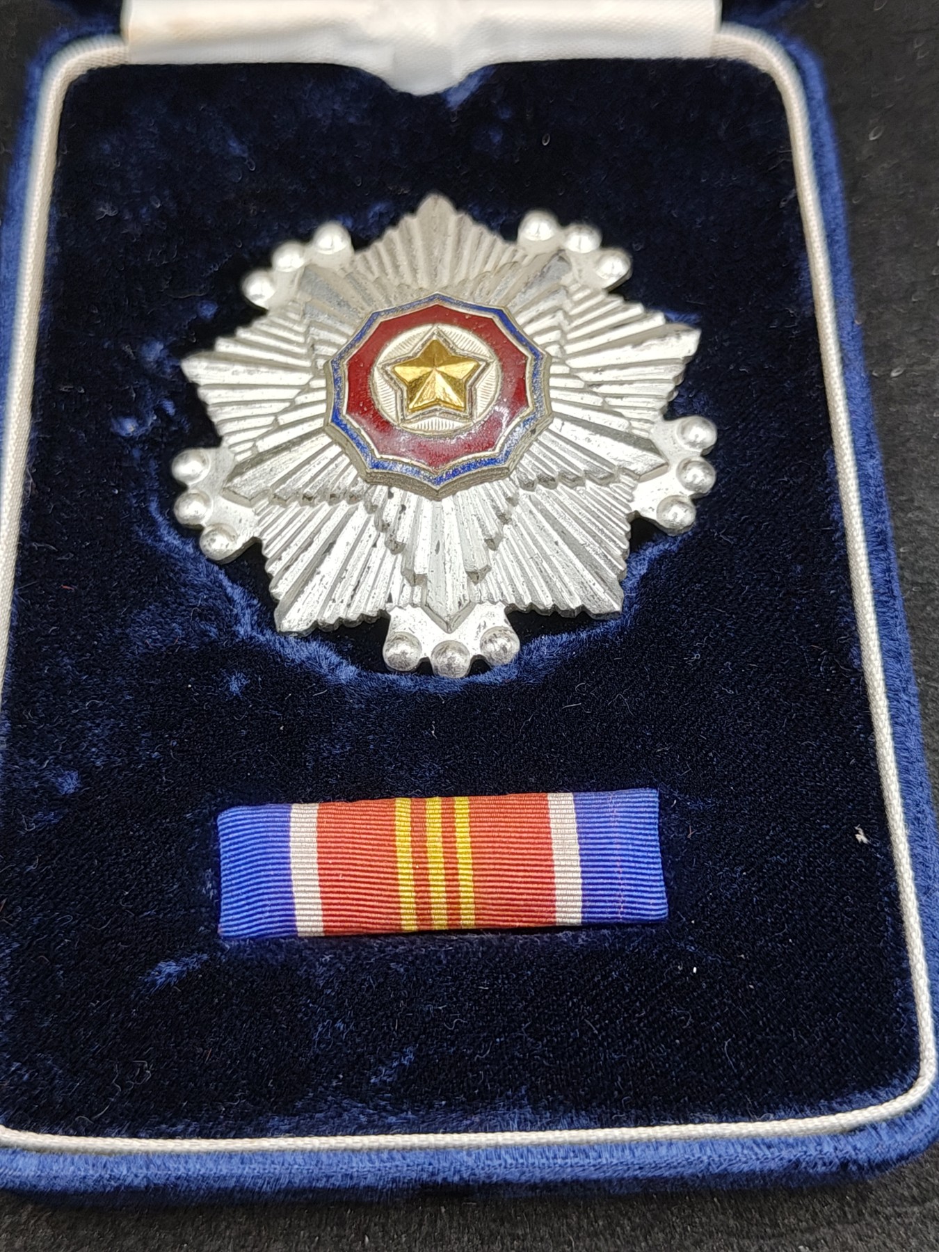 全场0元起拍 第141期 咸鱼国勋章拍卖专场 3月24日（周日）下午6：00开始 朝总联版烫金国徽盒三级国旗勋章带盒略