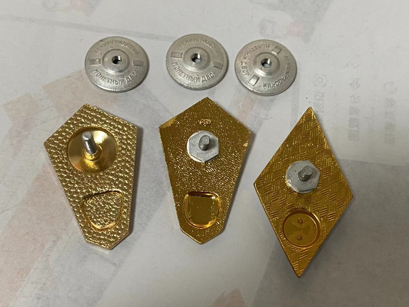 苏联勋章奖章3月20日拍卖第六期3月22日晚上九点结束 苏联校徽比较稀少的3枚后期铝制