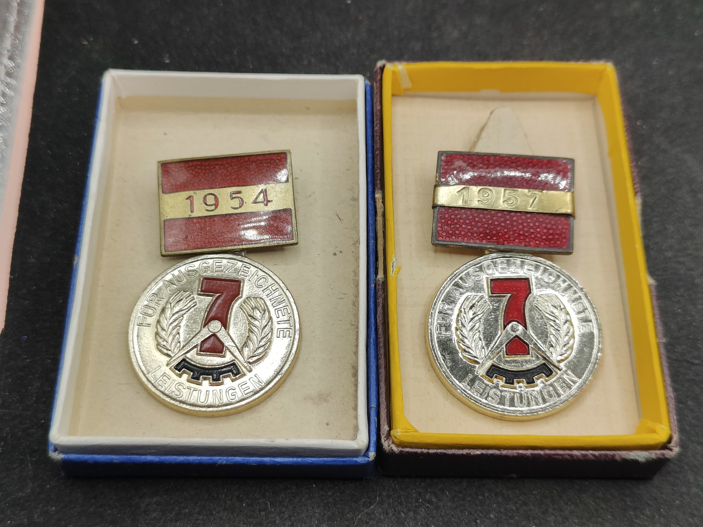 全场0元起拍 第141期 咸鱼国勋章拍卖专场 3月24日（周日）下午6：00开始 东德七年计划积极分子奖章两个 珐琅上挂