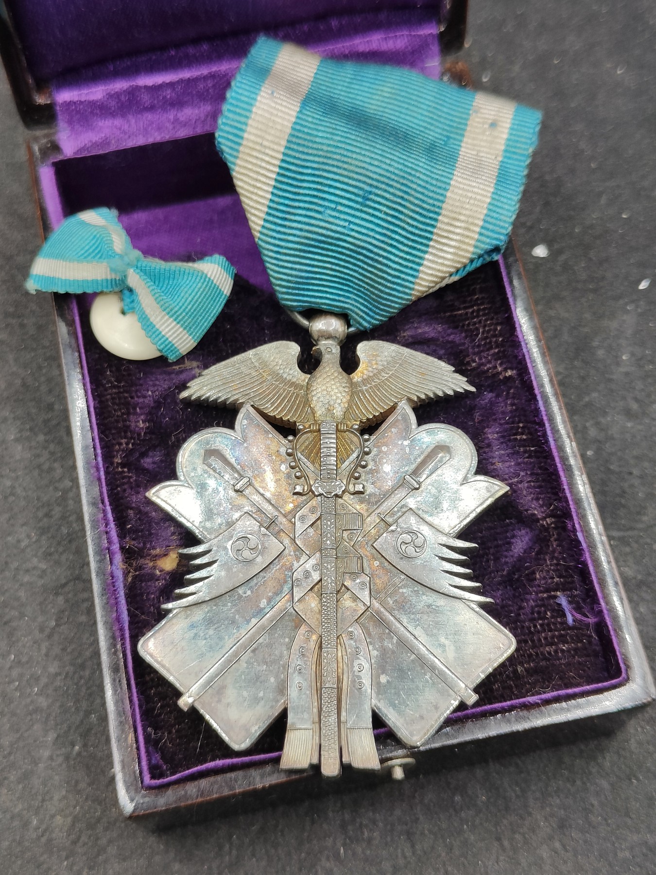 全场0元起拍 第141期 咸鱼国勋章拍卖专场 3月24日（周日）下午6：00开始 日本明治时期 七级金鸱章银制带盒略