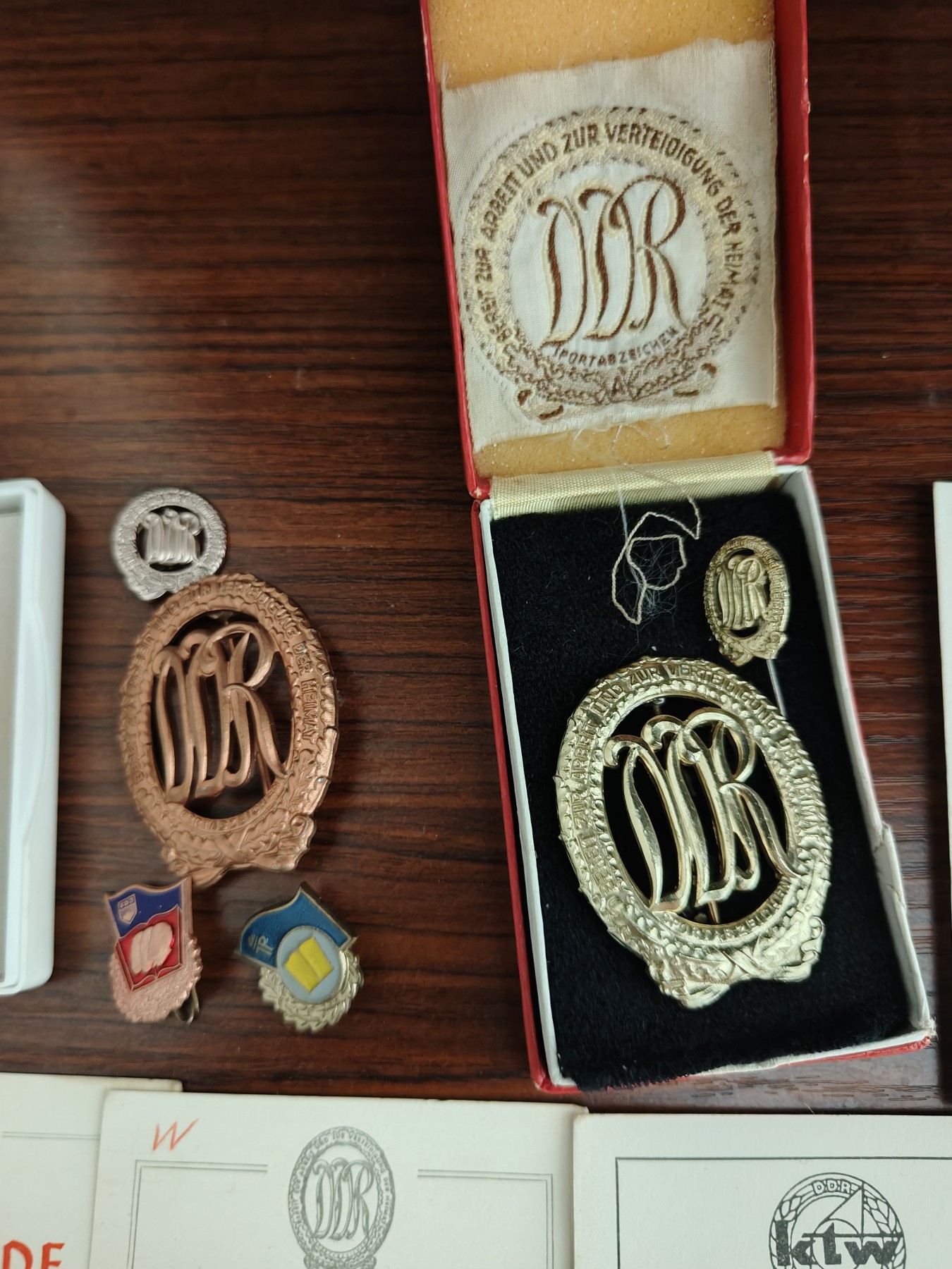 全场0元起拍 第141期 咸鱼国勋章拍卖专场 3月24日（周日）下午6：00开始 东德同一人证书证章一套