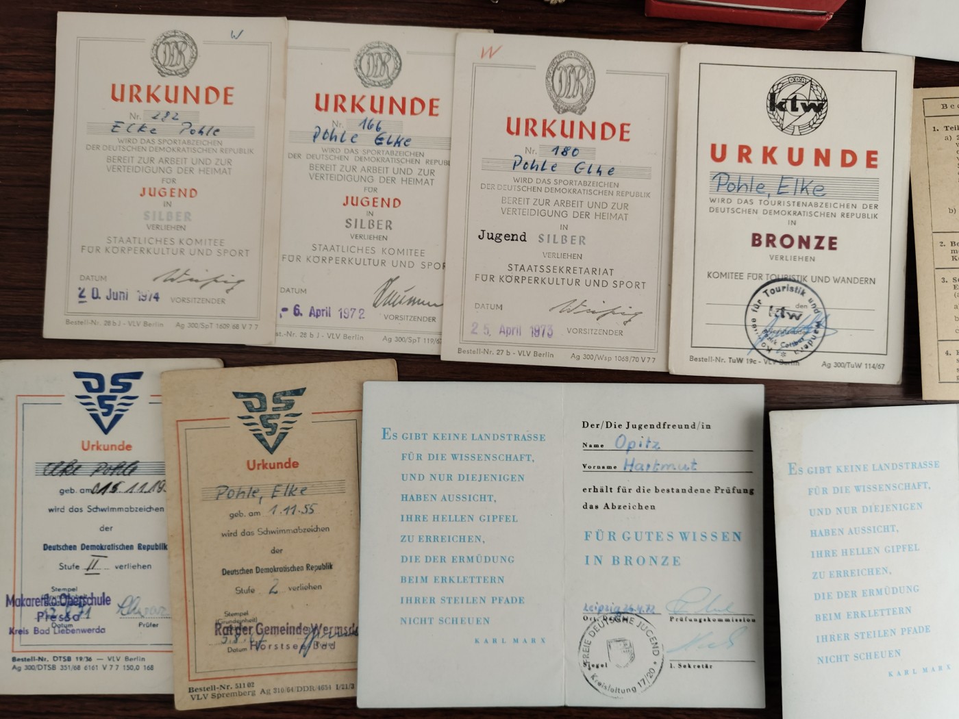 全场0元起拍 第141期 咸鱼国勋章拍卖专场 3月24日（周日）下午6：00开始 东德同一人证书证章一套