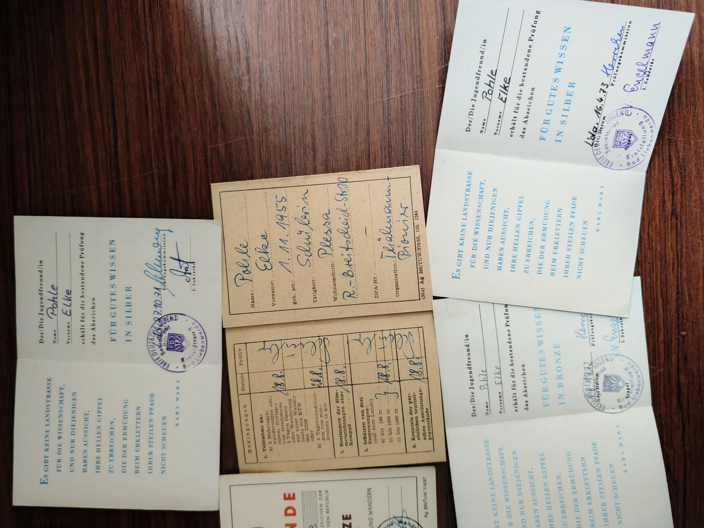 全场0元起拍 第141期 咸鱼国勋章拍卖专场 3月24日（周日）下午6：00开始 东德同一人证书证章一套