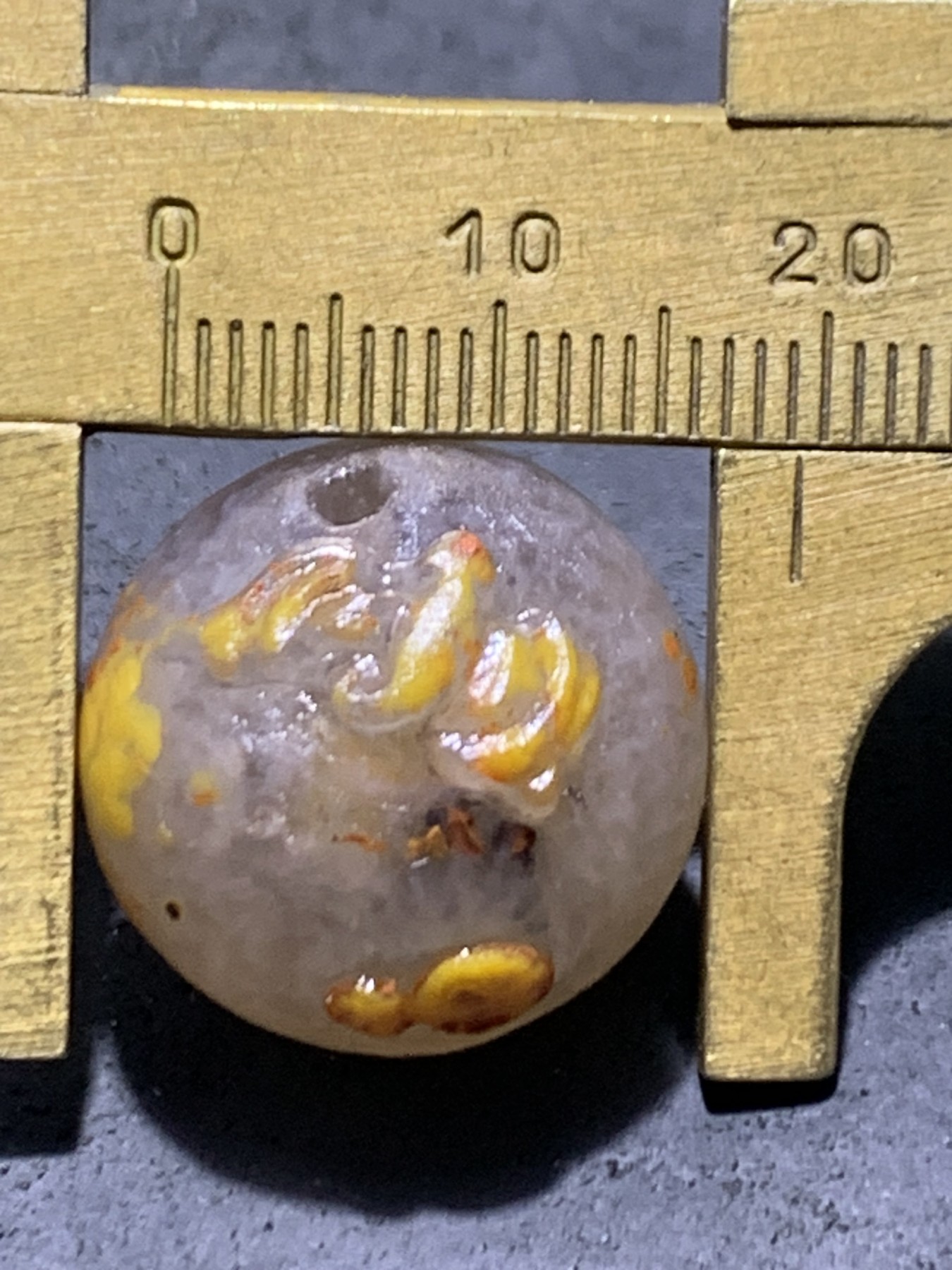 精美冰飘亚光战国红玛瑙手工俏色巧雕蝙蝠圆珠一个