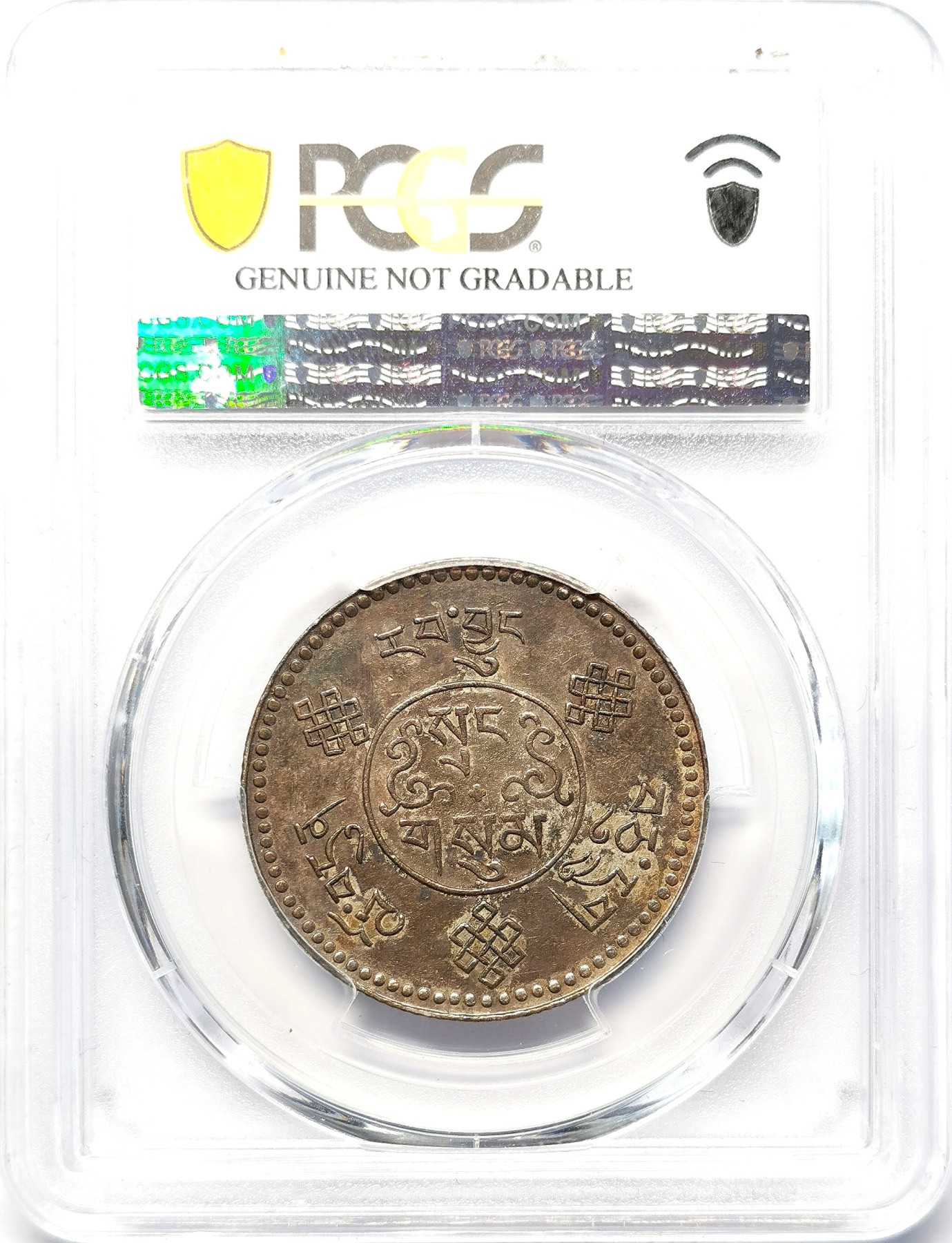 凡希社世界钱币微拍第二百六十四期 1933中国西藏初版大桑松三两银币PCGS-AUD 实物未必是清洗，更有可能是表面局部遇酸（例如汗手）后形成的不均匀氧化，实物状态很好。