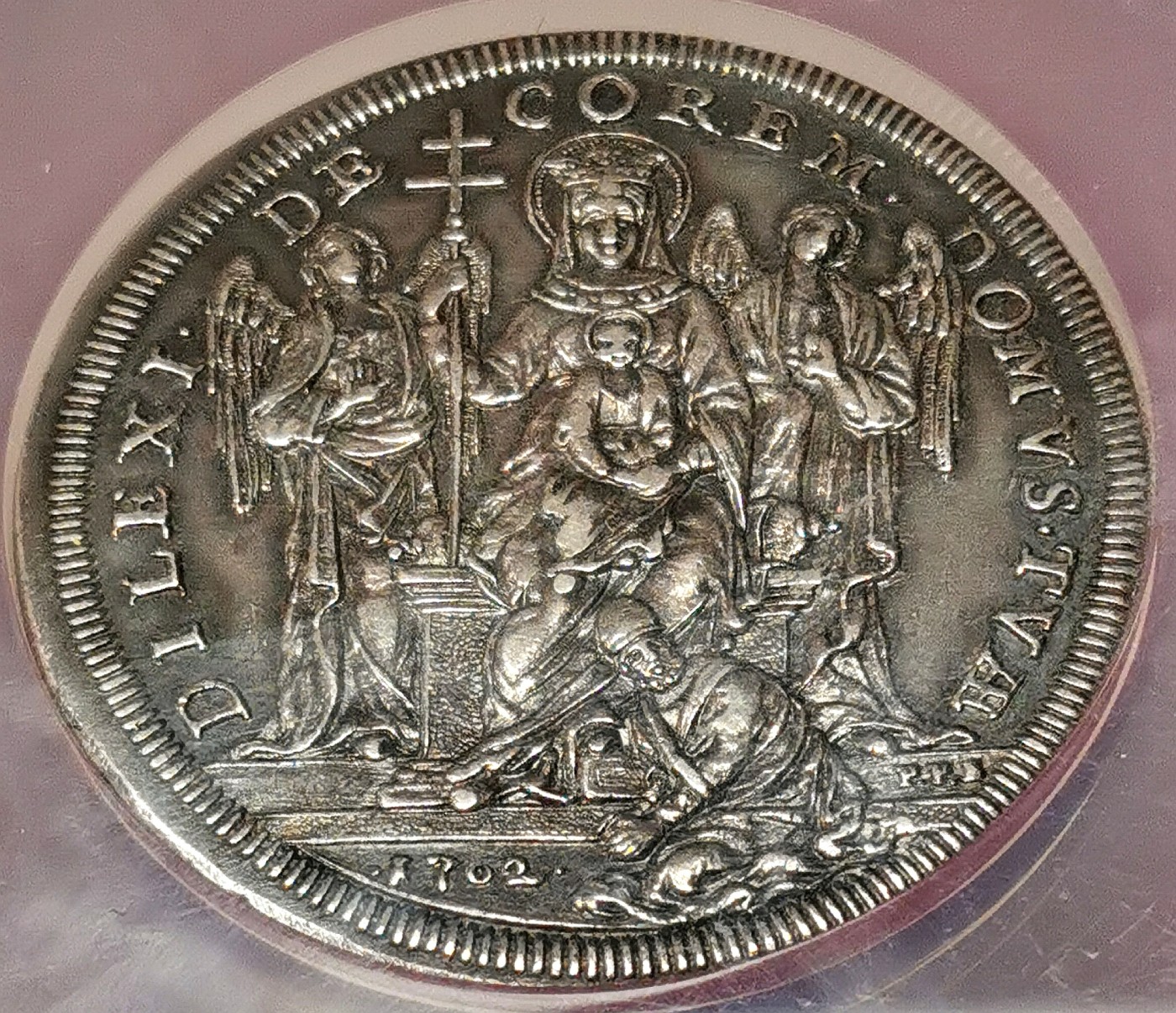 凡希社世界钱币微拍第二百六十四期 荐！1702教皇国圣玛利亚教堂纪念皮亚斯特大银NGC-AU58，珍稀！油润黑彩。正面：教宗克莱门特十一世；背面：圣母子与天使，英诺森二世匍匐于地。雕刻技艺精湛，教皇肖像极为传神，意大利当时的雕塑与绘画水准绝对地表最强！